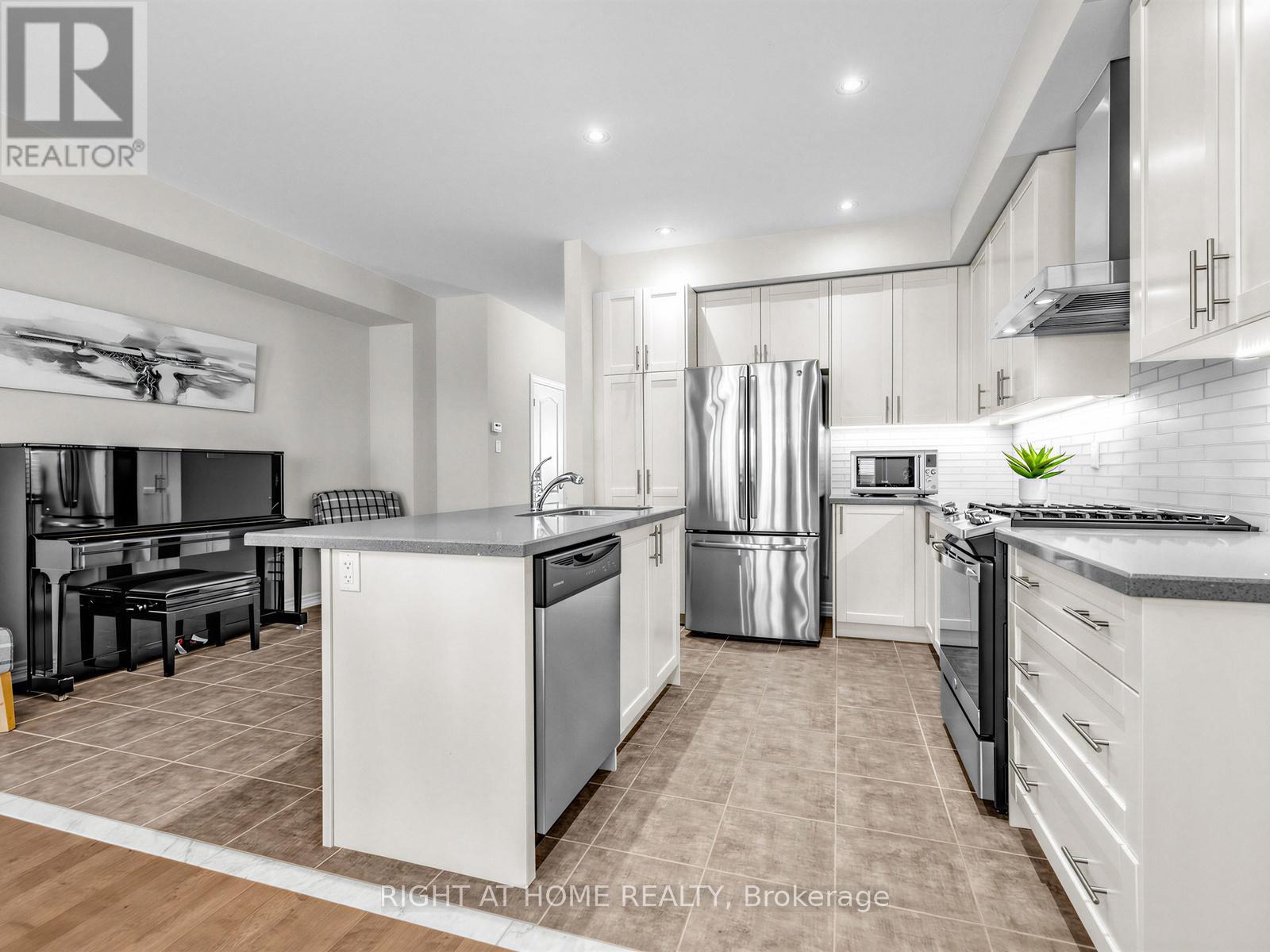 5 Zenyatta Lane, East Gwillimbury, Ontario  L9N 1A0 - Photo 7 - N12974686