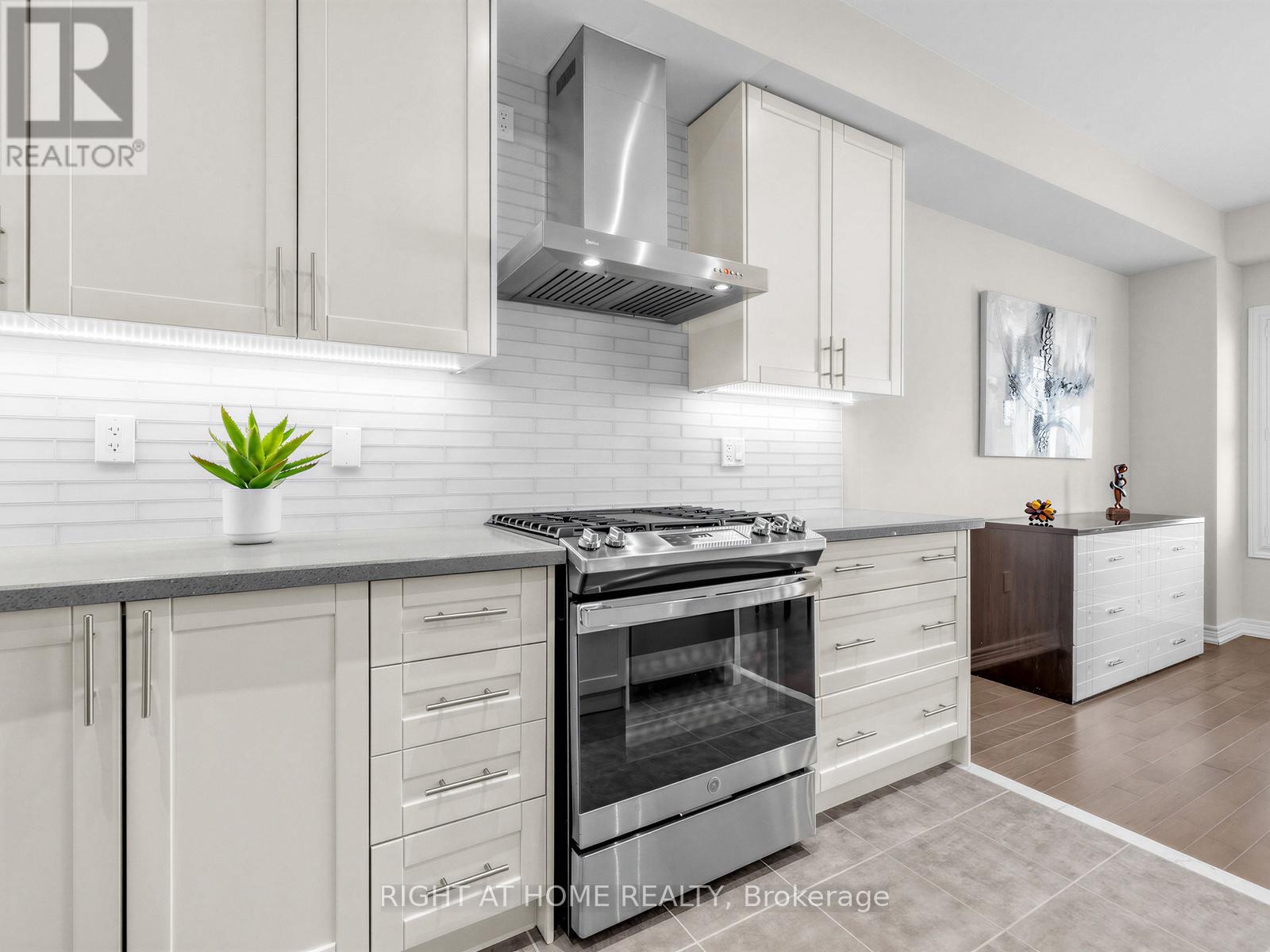 5 Zenyatta Lane, East Gwillimbury, Ontario  L9N 1A0 - Photo 8 - N12974686