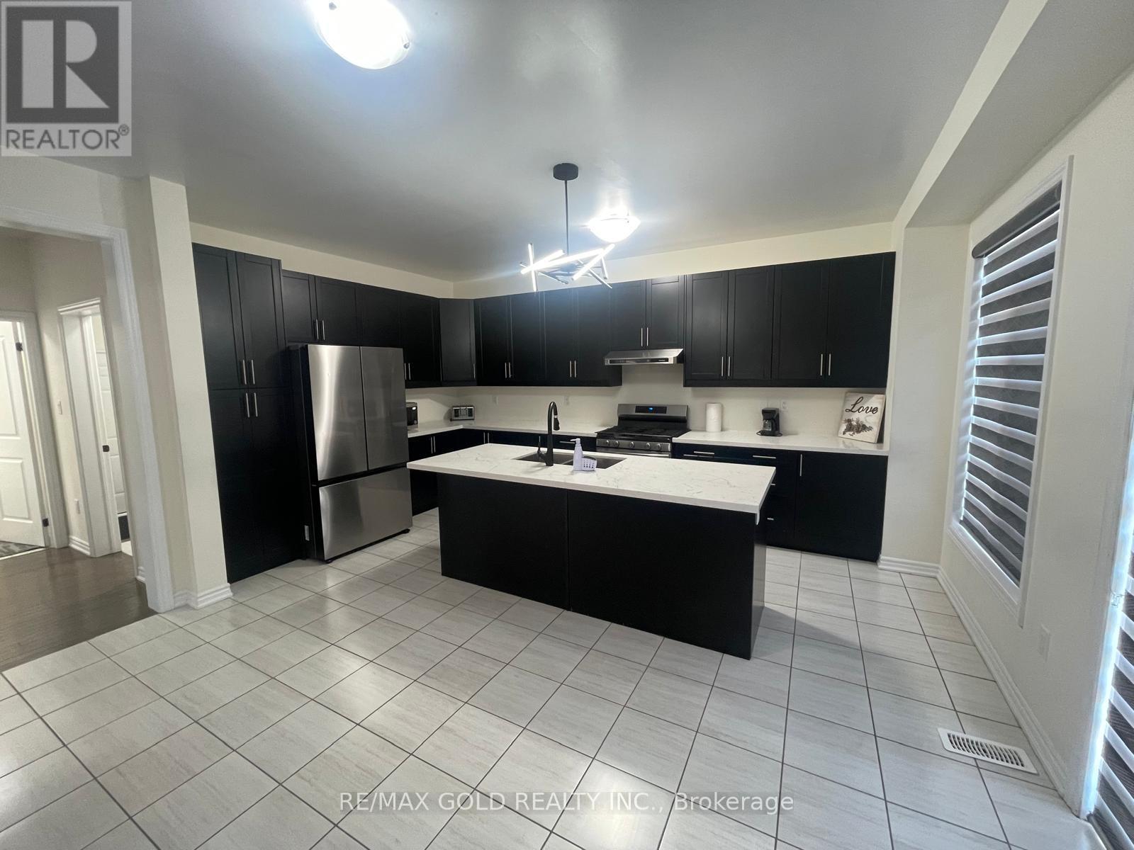 537 Veterans Drive, Brampton, Ontario  L7A 0C4 - Photo 10 - W12974662