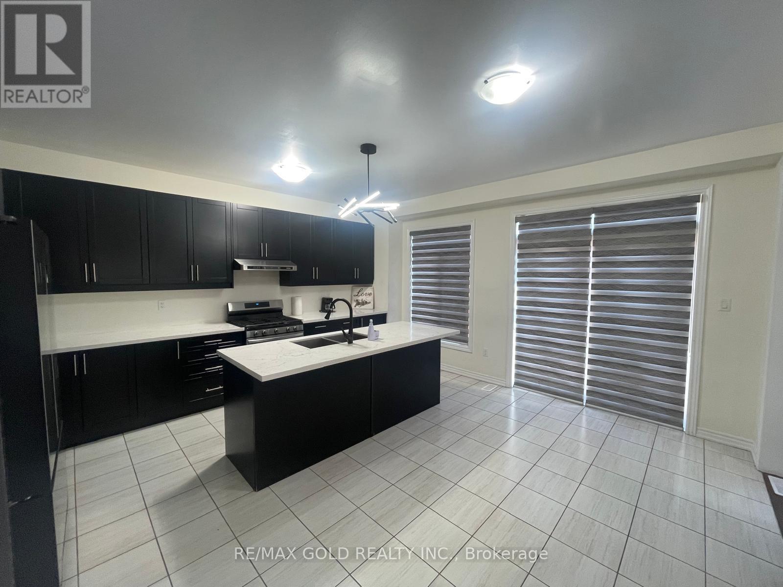 537 Veterans Drive, Brampton, Ontario  L7A 0C4 - Photo 11 - W12974662