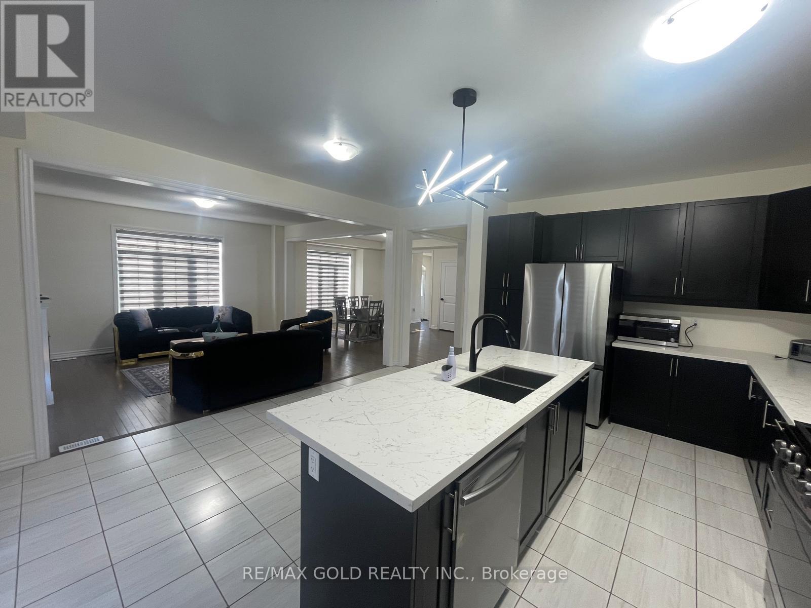 537 Veterans Drive, Brampton, Ontario  L7A 0C4 - Photo 7 - W12974662