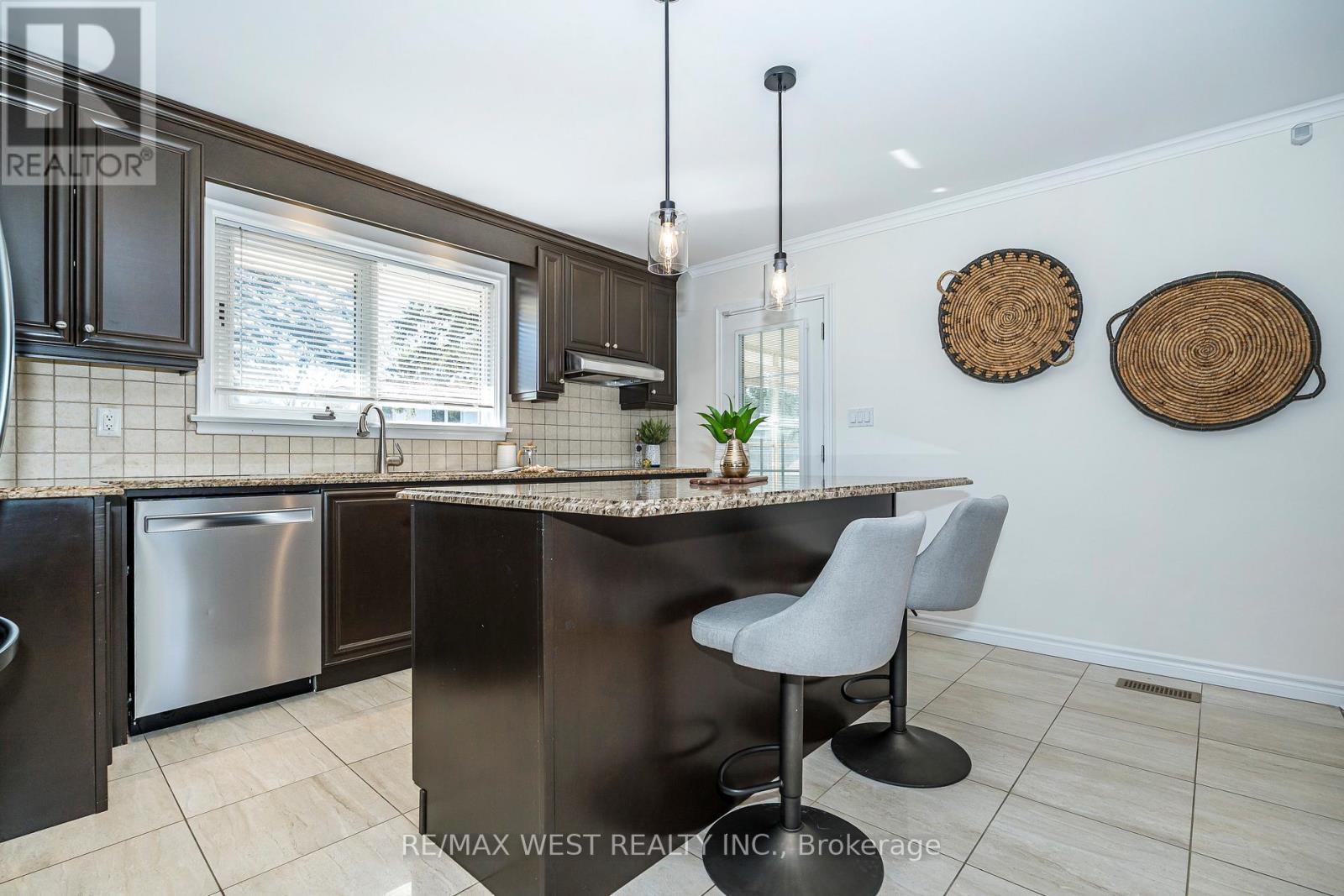 6 Prentice Court, Toronto, Ontario  M9P 1N2 - Photo 10 - W12974676