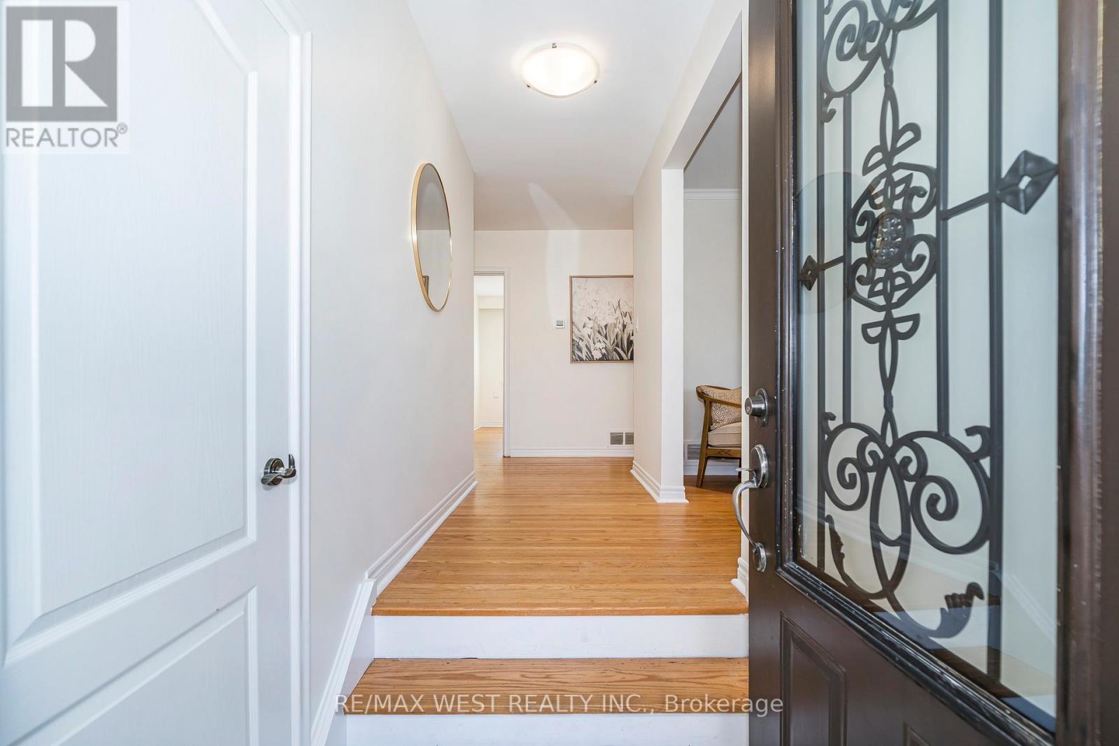 6 Prentice Court, Toronto, Ontario  M9P 1N2 - Photo 4 - W12974676