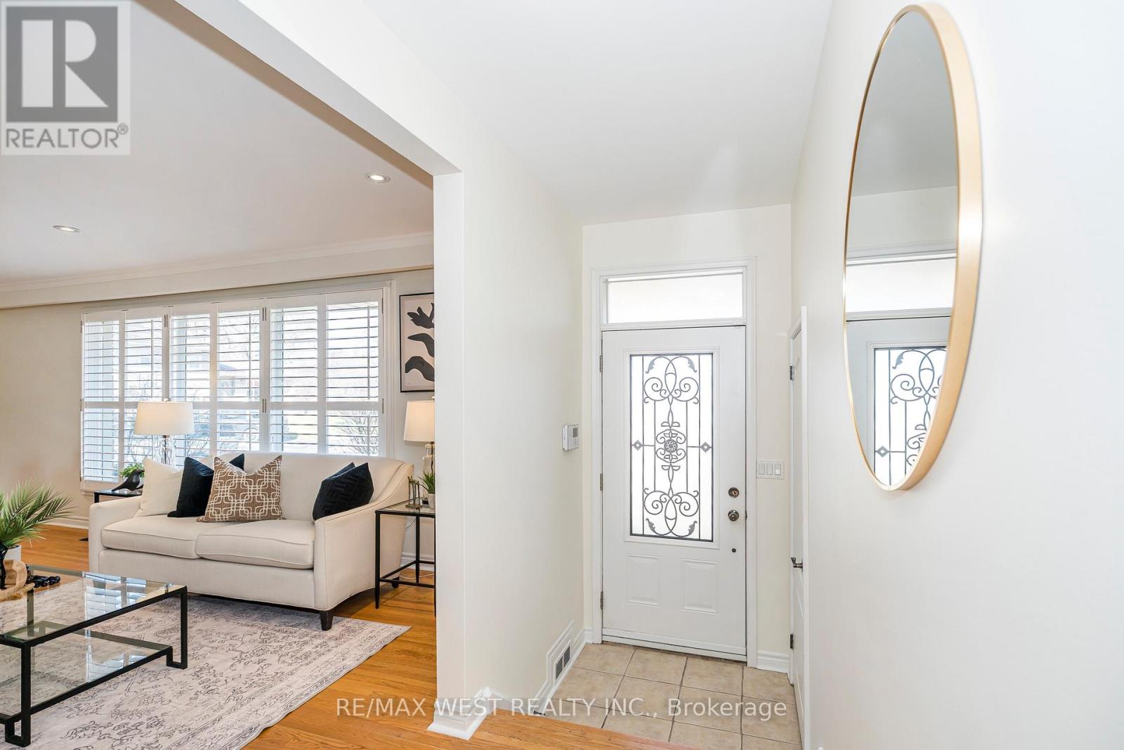 6 Prentice Court, Toronto, Ontario  M9P 1N2 - Photo 5 - W12974676