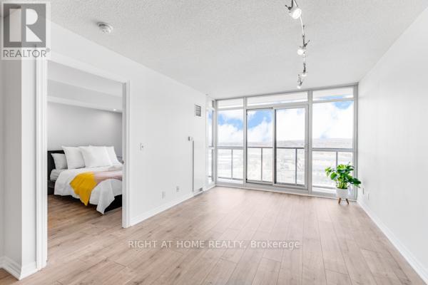 1405 - 1940 Ironstone Drive, Burlington, Ontario  L7L 0E4 - Photo 8 - W12974742