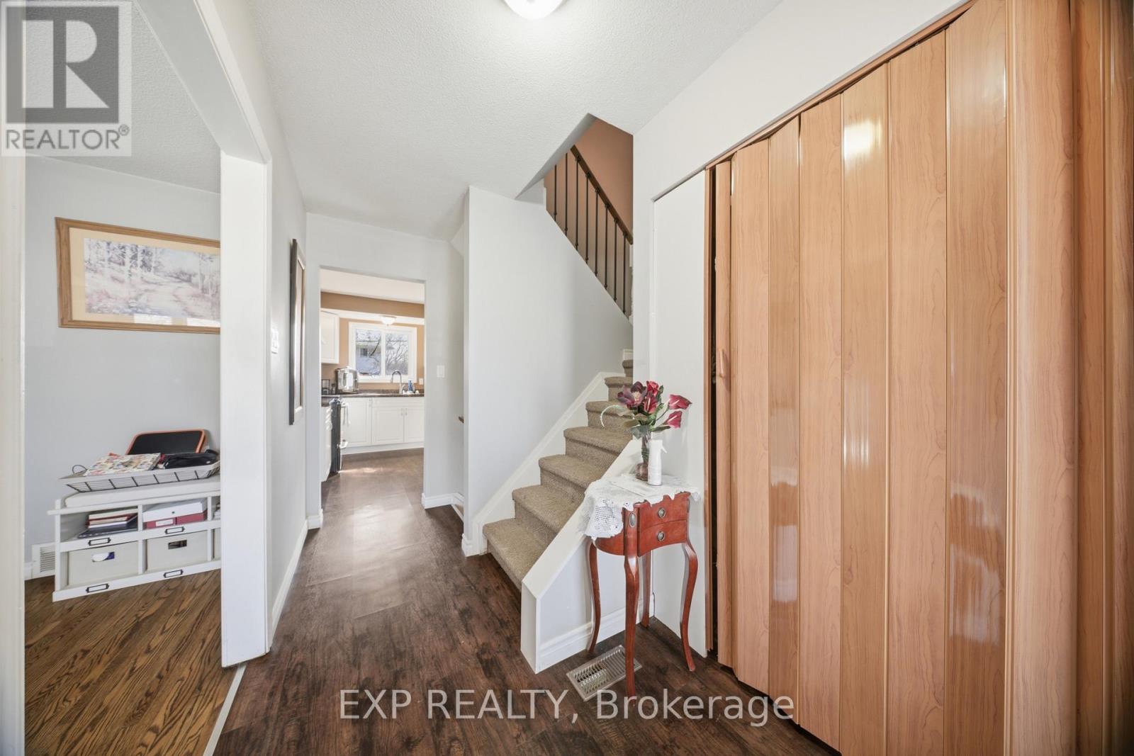 217 St Andrews Drive, Hamilton, Ontario  L8K 5K2 - Photo 3 - X12974774