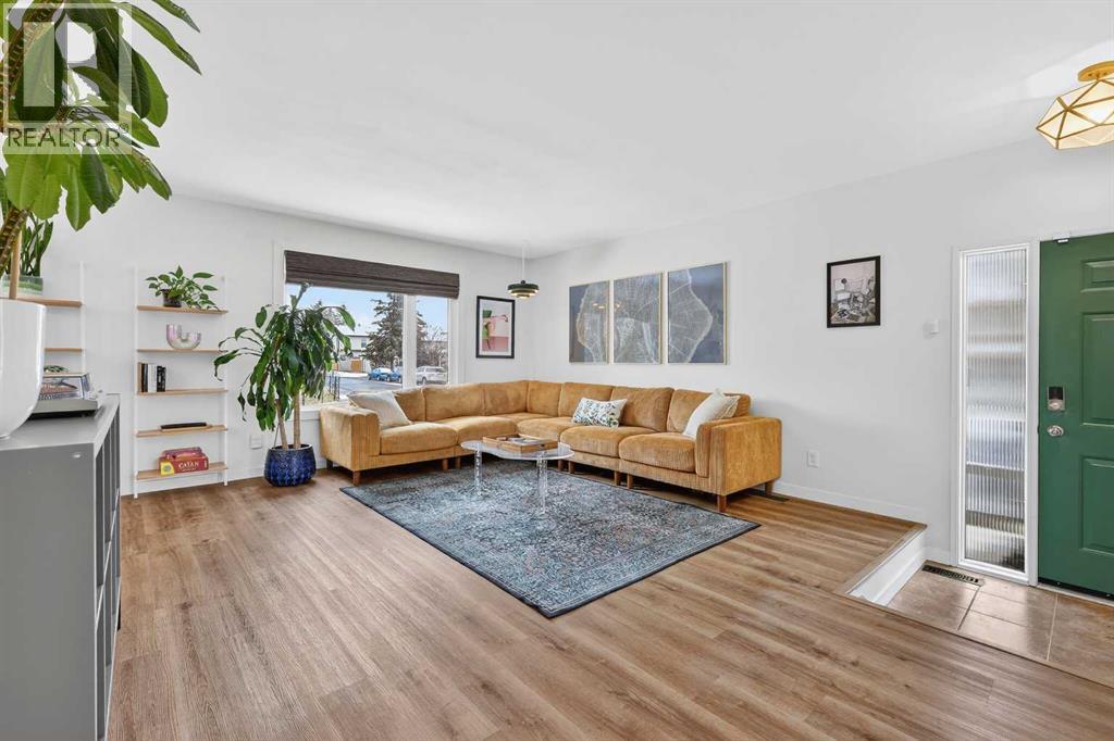 584 Woodhill Place SW, Calgary, Alberta  T2W 3L5 - Photo 4 - A2298867