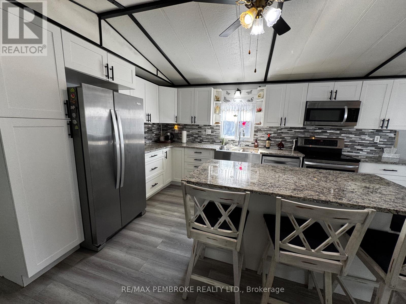 105 Pinehurst Estates, Petawawa, Ontario  K8H 2H2 - Photo 5 - X12974870