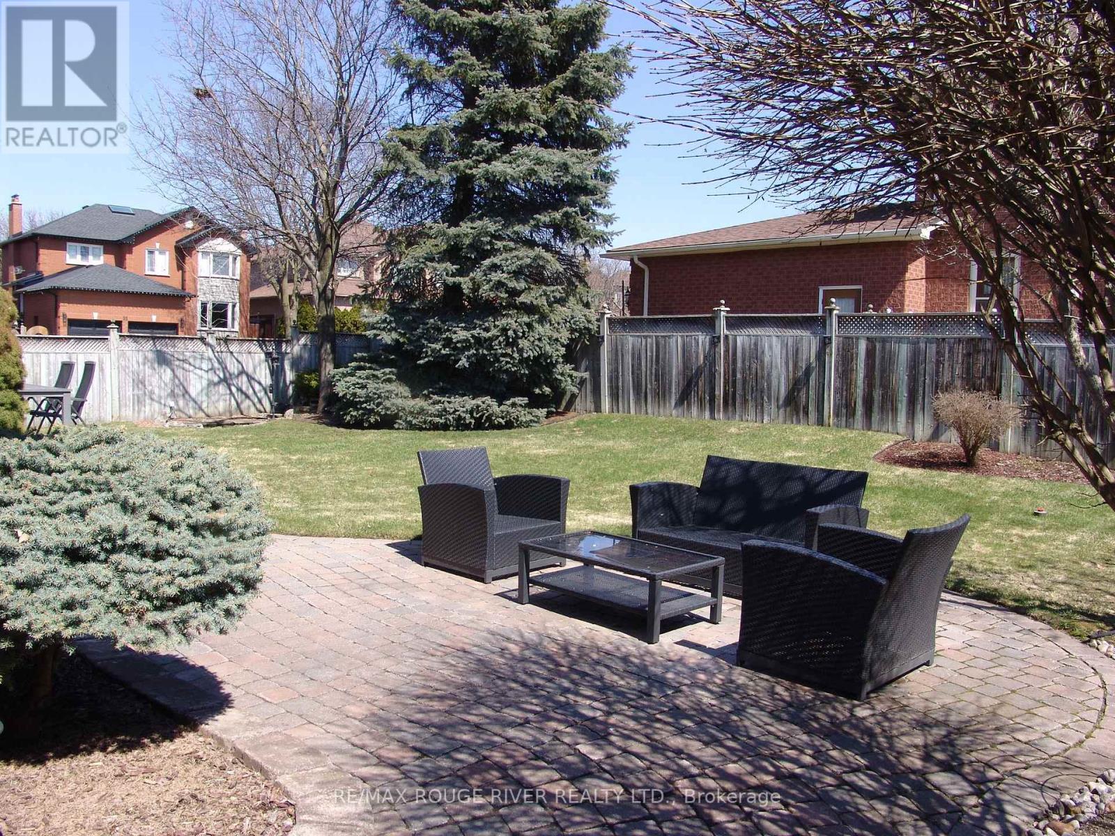 60 Emmett Place, Whitby, Ontario  L1R 2B4 - Photo 3 - E12974824