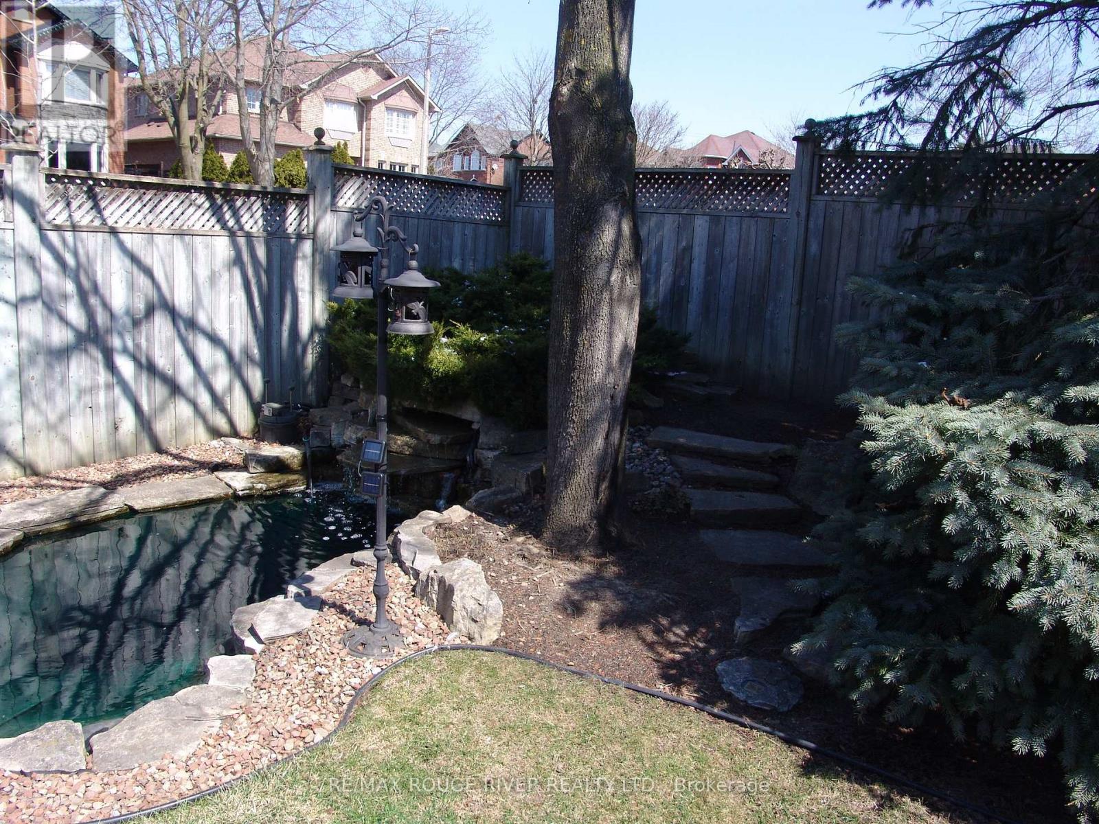 60 Emmett Place, Whitby, Ontario  L1R 2B4 - Photo 4 - E12974824