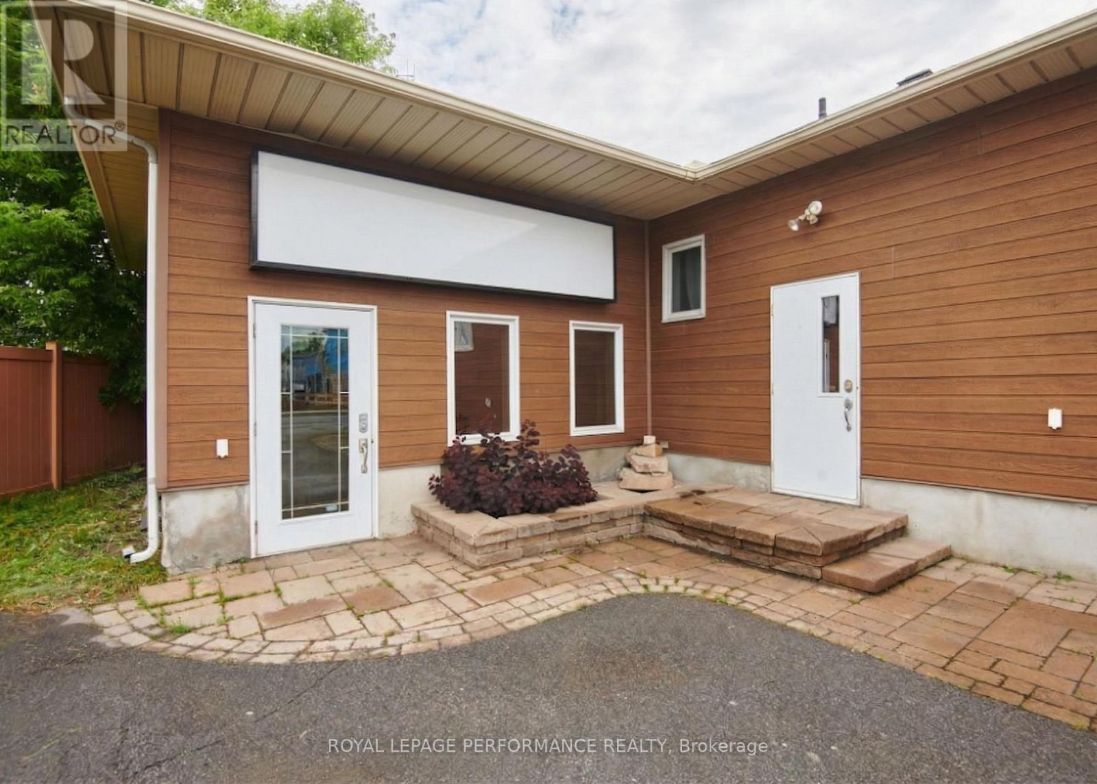 921 Notre Dame Street, Russell, Ontario  K0A 1W0 - Photo 2 - X12974814