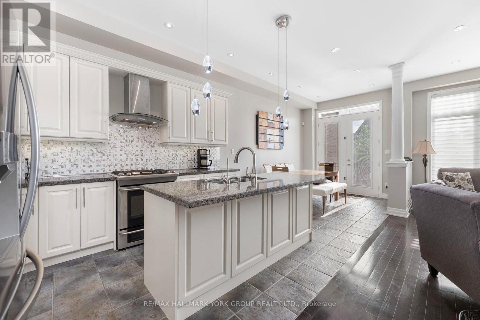 45 Robert Berry Crescent, King, Ontario  L7B 1L6 - Photo 11 - N12974816