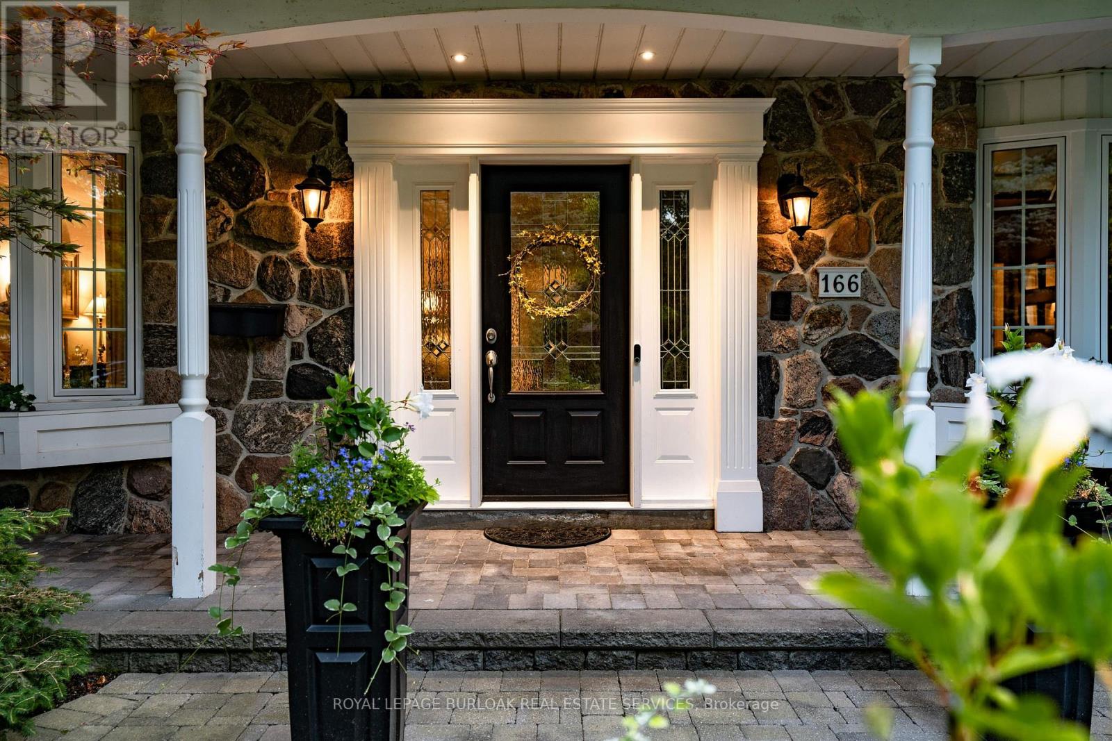 166 Maple Grove Drive, Oakville, Ontario  L6J 4V1 - Photo 4 - W12974820