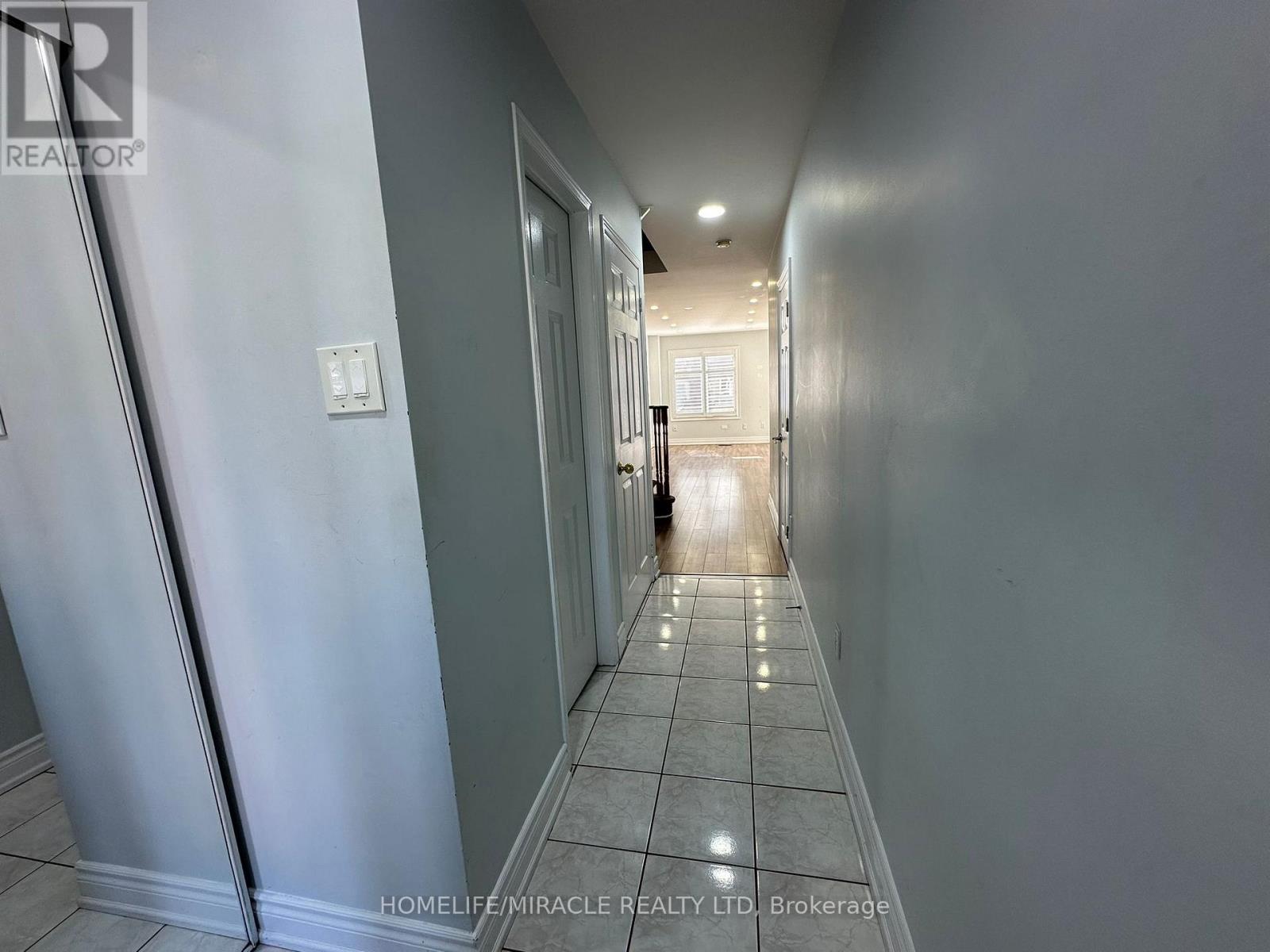 3918 Zenith Court, Mississauga, Ontario  L5N 7H7 - Photo 3 - W12886282