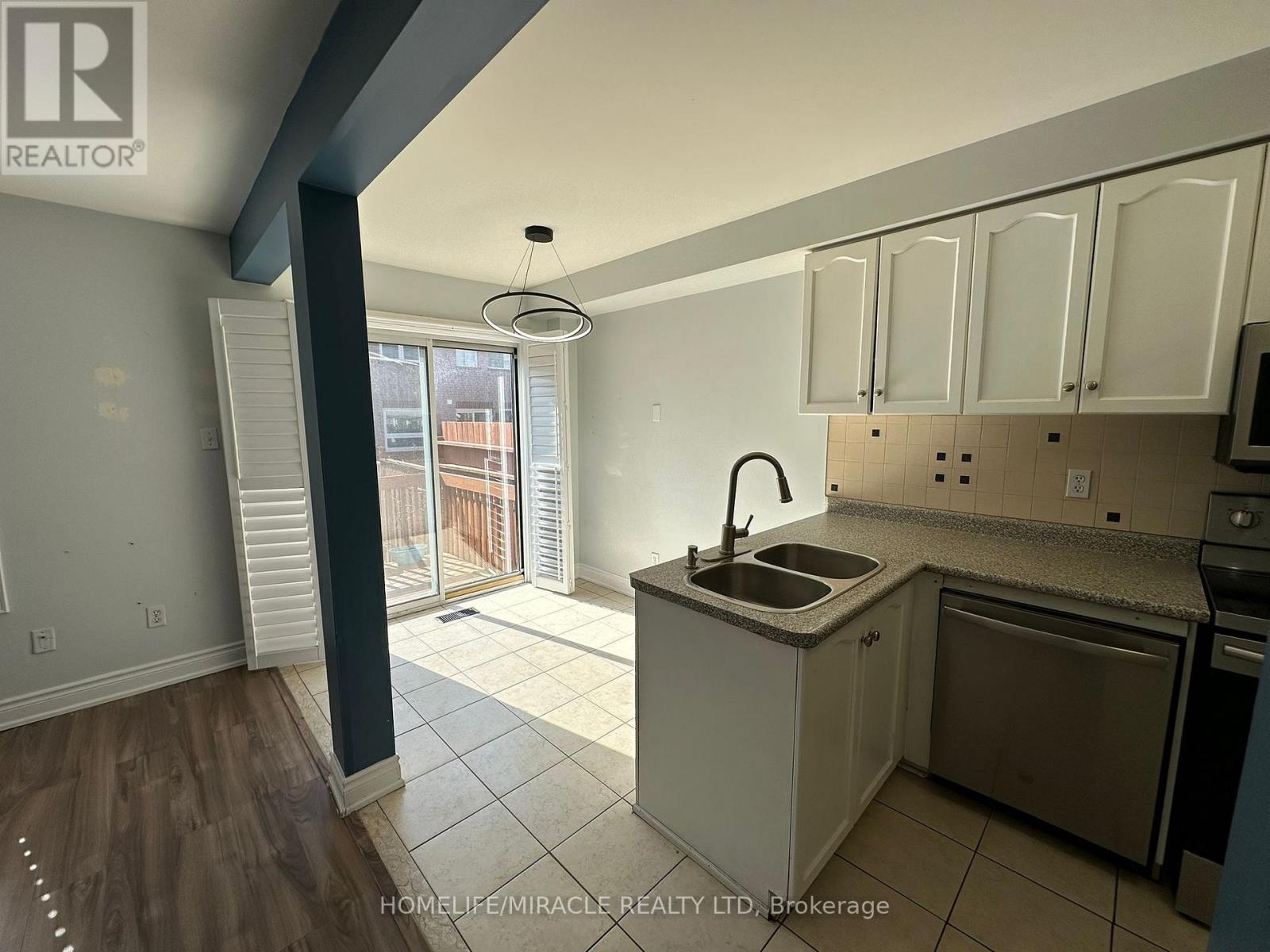 3918 Zenith Court, Mississauga, Ontario  L5N 7H7 - Photo 8 - W12886282