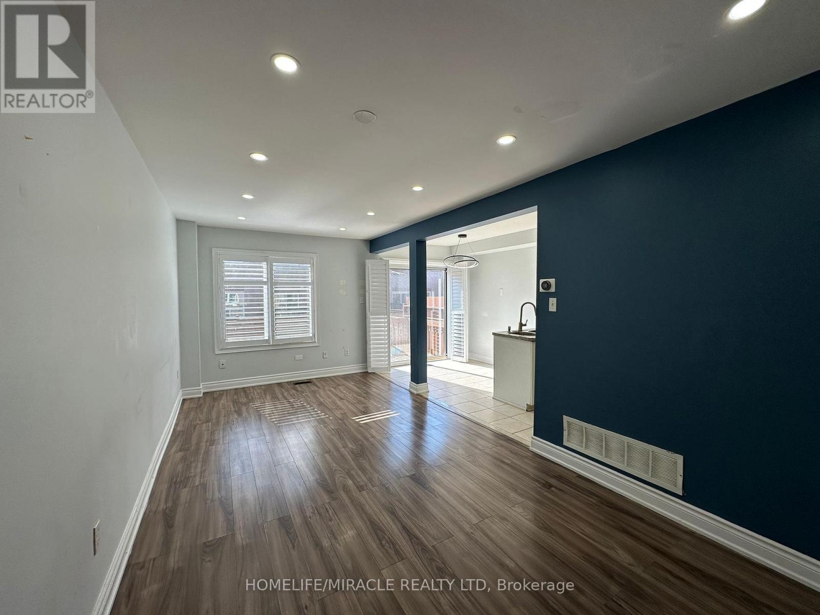 3918 Zenith Court, Mississauga, Ontario  L5N 7H7 - Photo 5 - W12886282