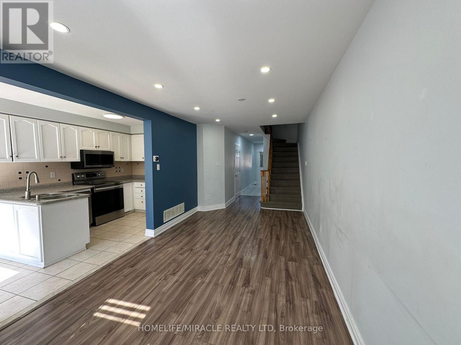 3918 Zenith Court, Mississauga, Ontario  L5N 7H7 - Photo 9 - W12886282