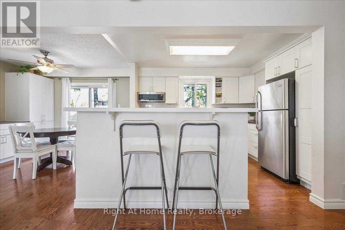 208 Mccraney Street W, Oakville, Ontario  L6H 1H7 - Photo 10 - W12974954