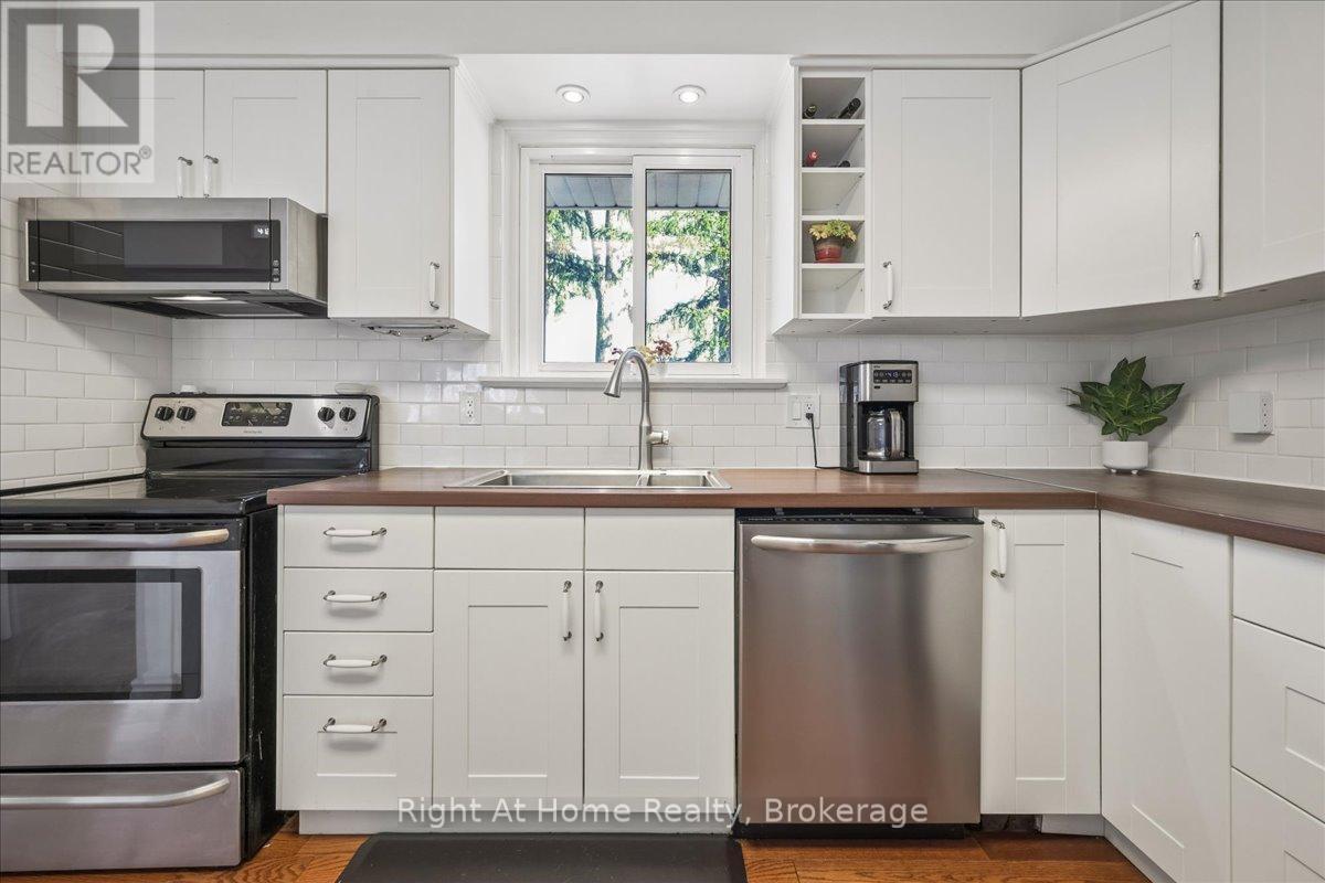 208 Mccraney Street W, Oakville, Ontario  L6H 1H7 - Photo 11 - W12974954