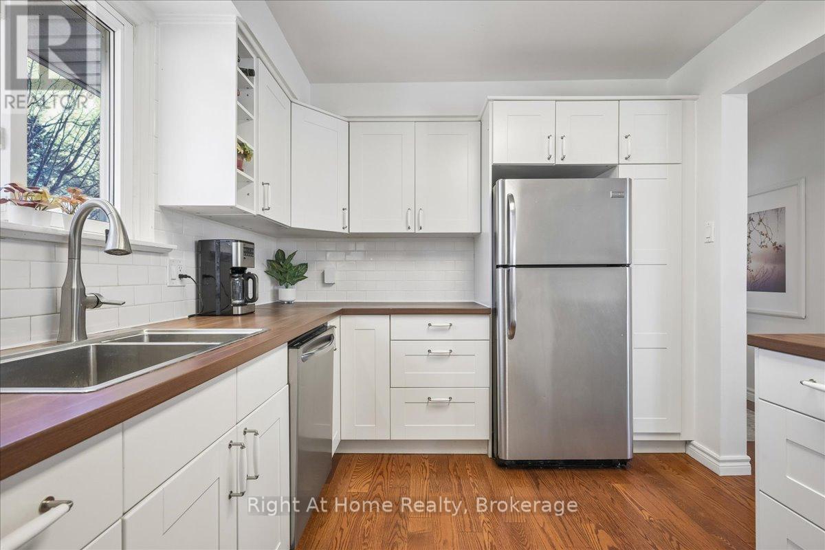 208 Mccraney Street W, Oakville, Ontario  L6H 1H7 - Photo 12 - W12974954