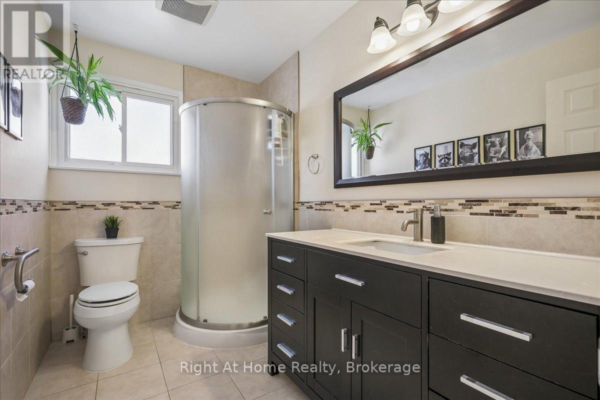 208 Mccraney Street W, Oakville, Ontario  L6H 1H7 - Photo 13 - W12974954