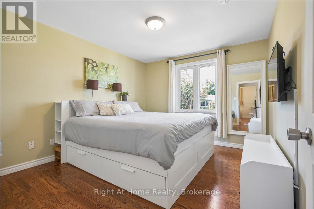 208 Mccraney Street W, Oakville, Ontario  L6H 1H7 - Photo 14 - W12974954