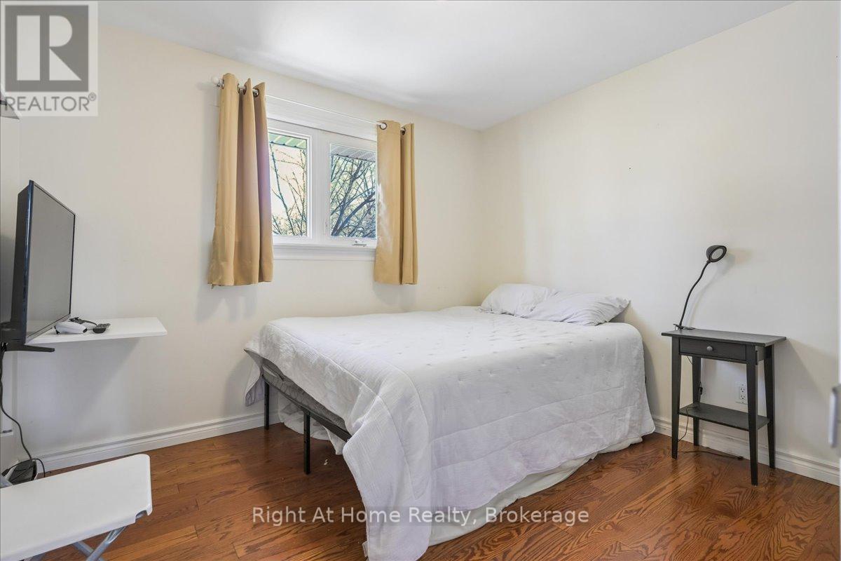 208 Mccraney Street W, Oakville, Ontario  L6H 1H7 - Photo 15 - W12974954