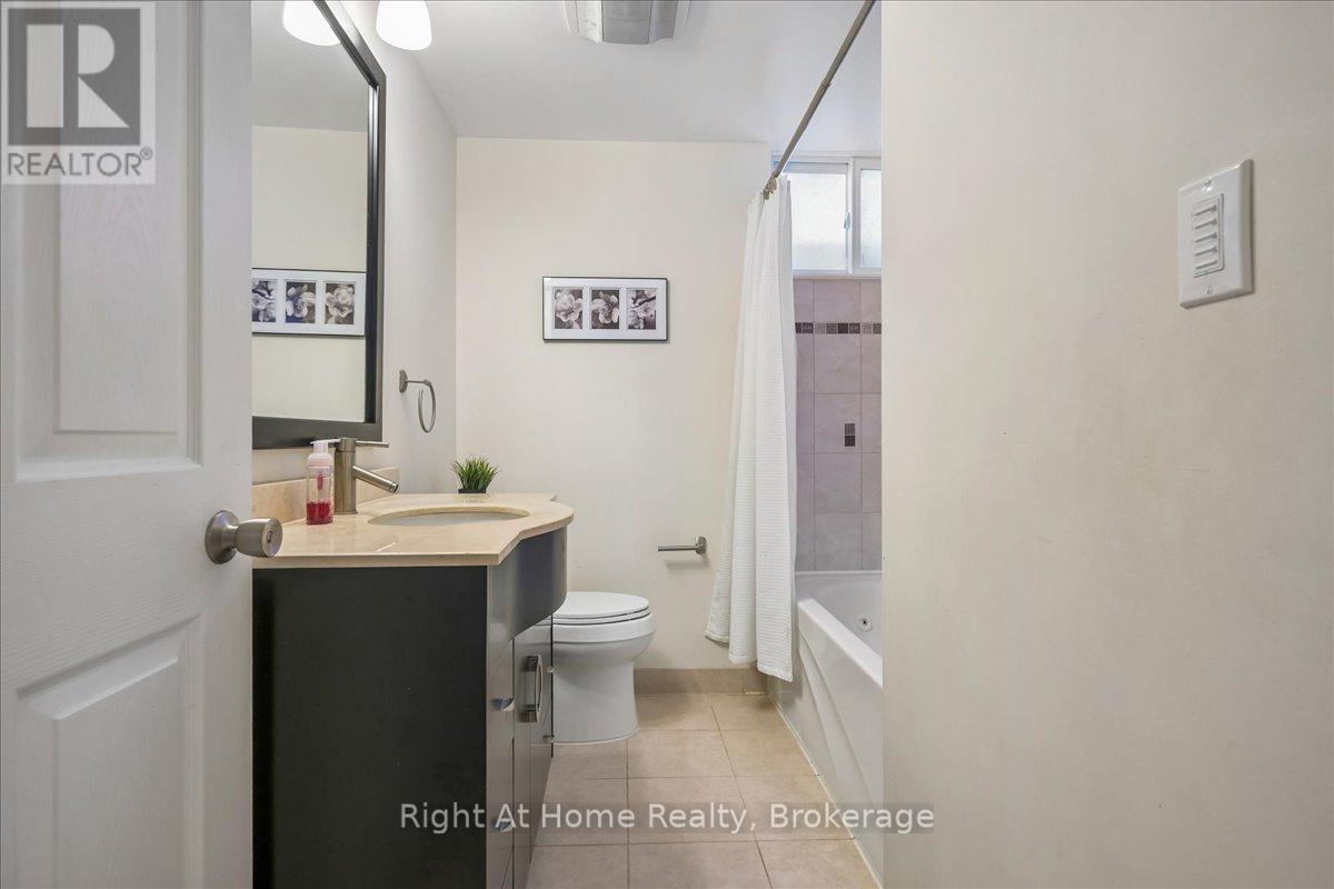 208 Mccraney Street W, Oakville, Ontario  L6H 1H7 - Photo 17 - W12974954