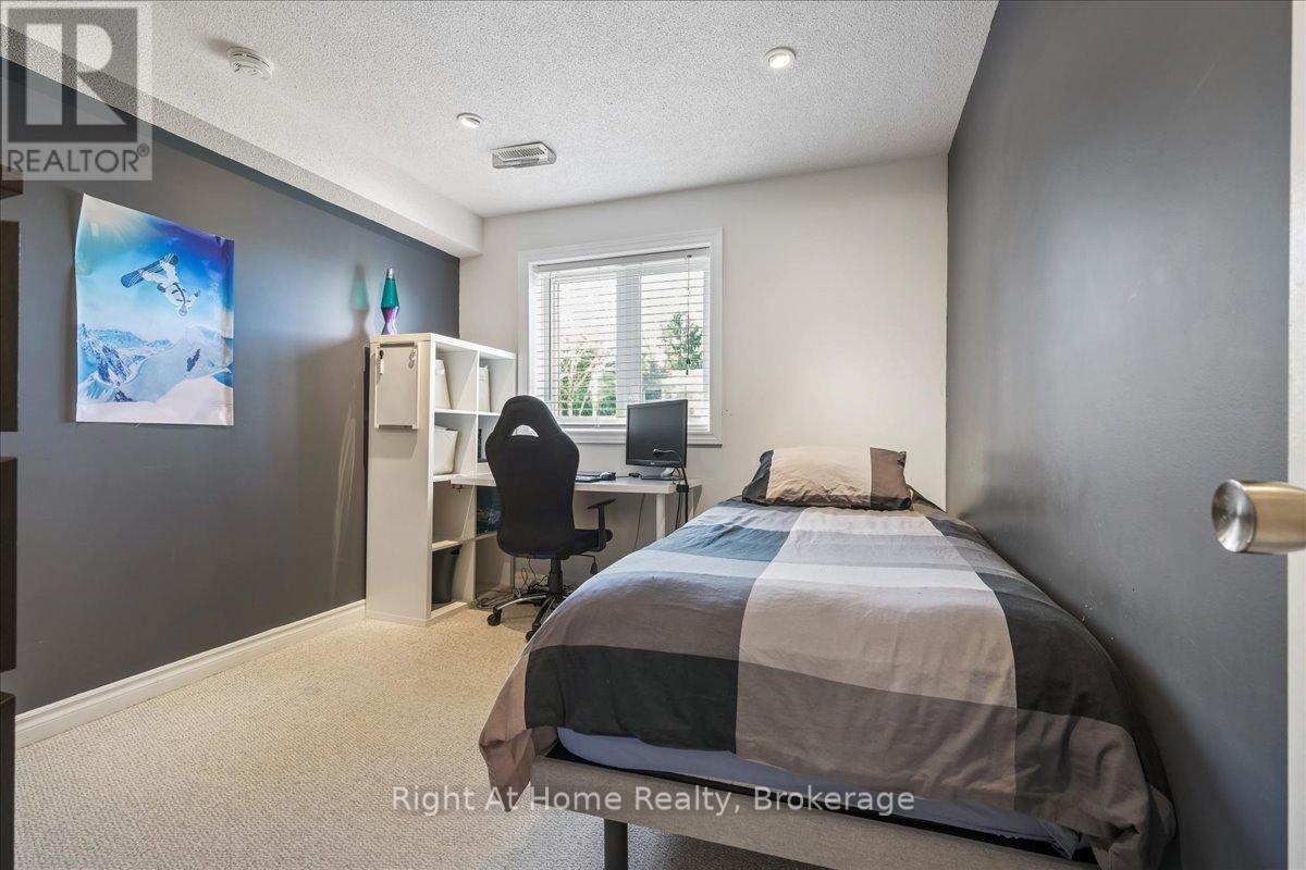 208 Mccraney Street W, Oakville, Ontario  L6H 1H7 - Photo 18 - W12974954