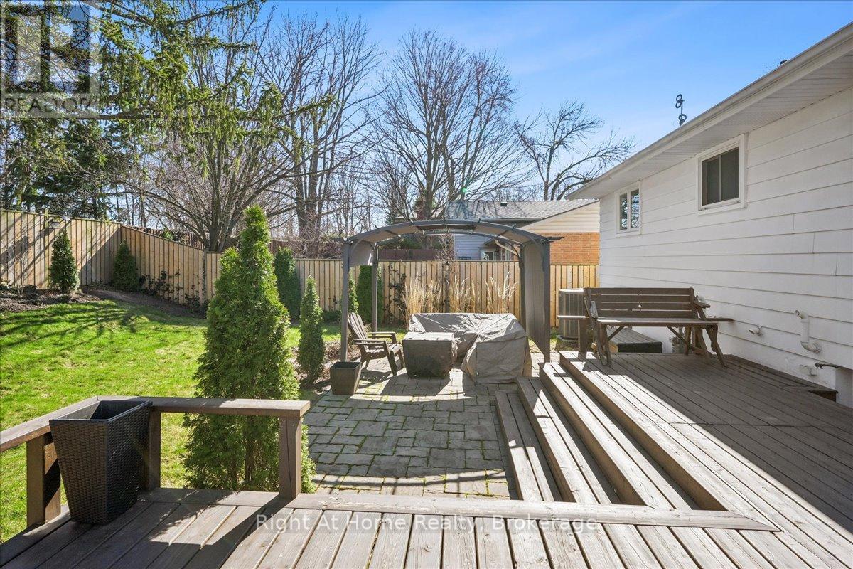 208 Mccraney Street W, Oakville, Ontario  L6H 1H7 - Photo 21 - W12974954