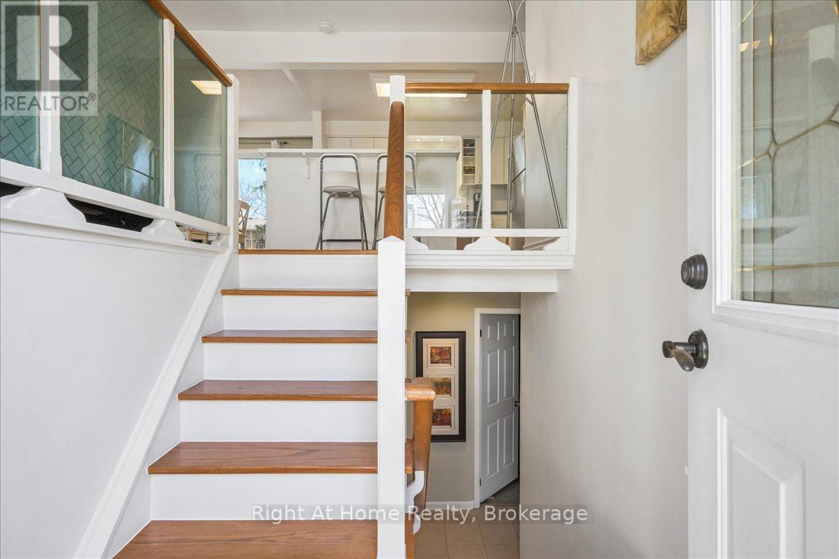 208 Mccraney Street W, Oakville, Ontario  L6H 1H7 - Photo 3 - W12974954