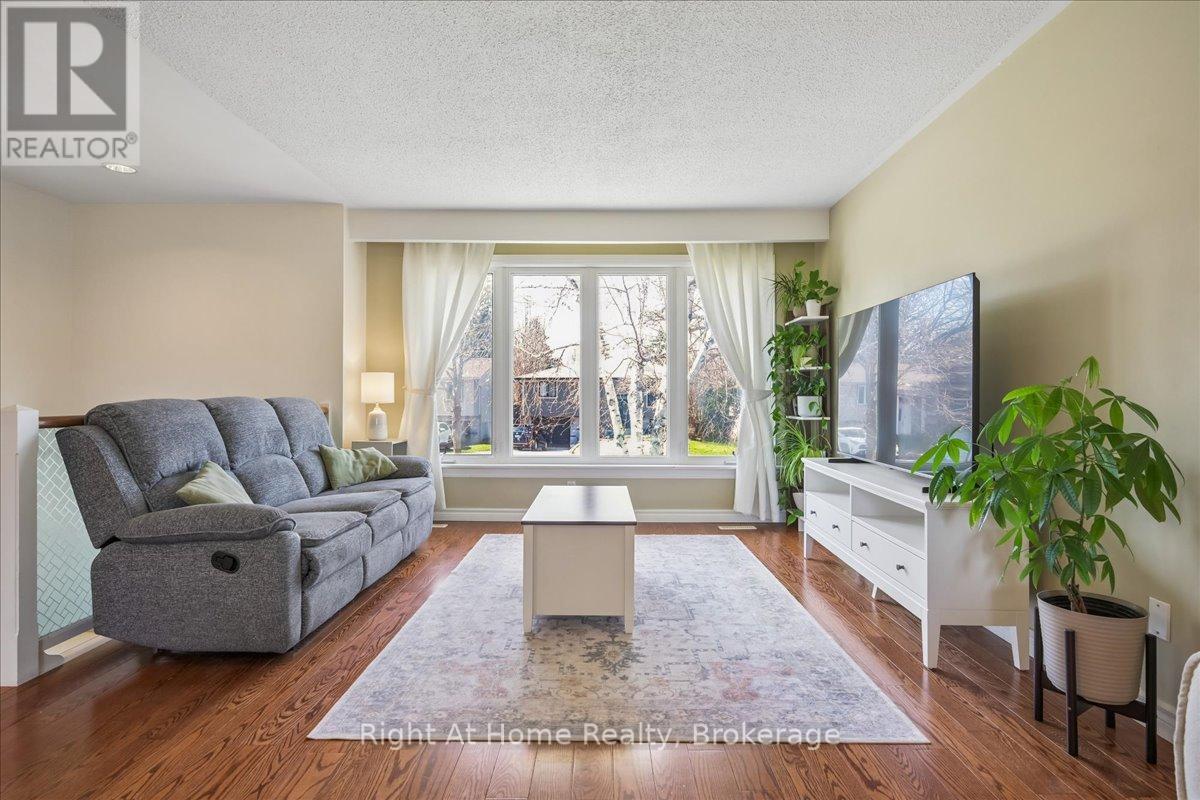 208 Mccraney Street W, Oakville, Ontario  L6H 1H7 - Photo 4 - W12974954