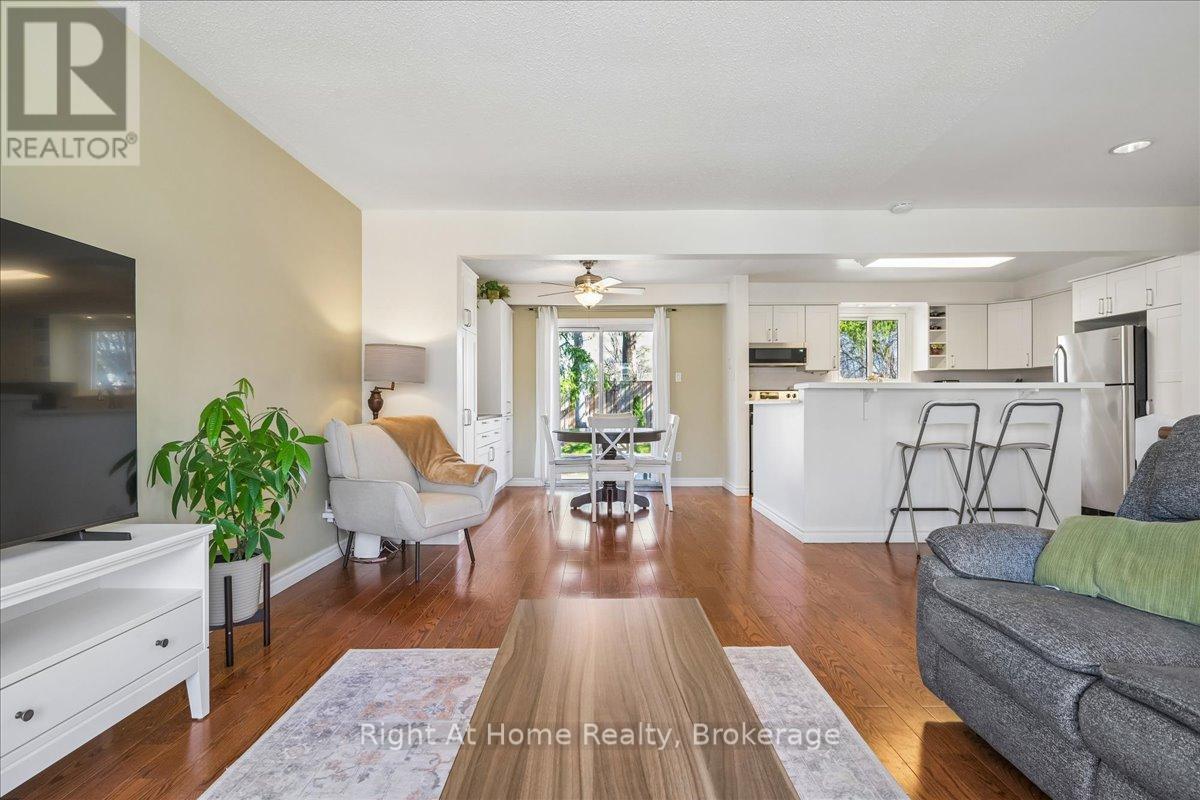 208 Mccraney Street W, Oakville, Ontario  L6H 1H7 - Photo 6 - W12974954