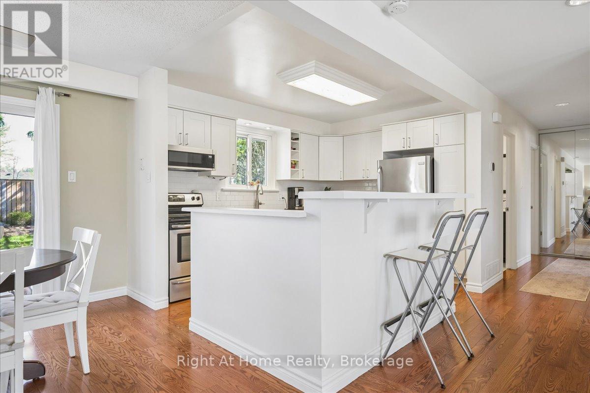 208 Mccraney Street W, Oakville, Ontario  L6H 1H7 - Photo 9 - W12974954