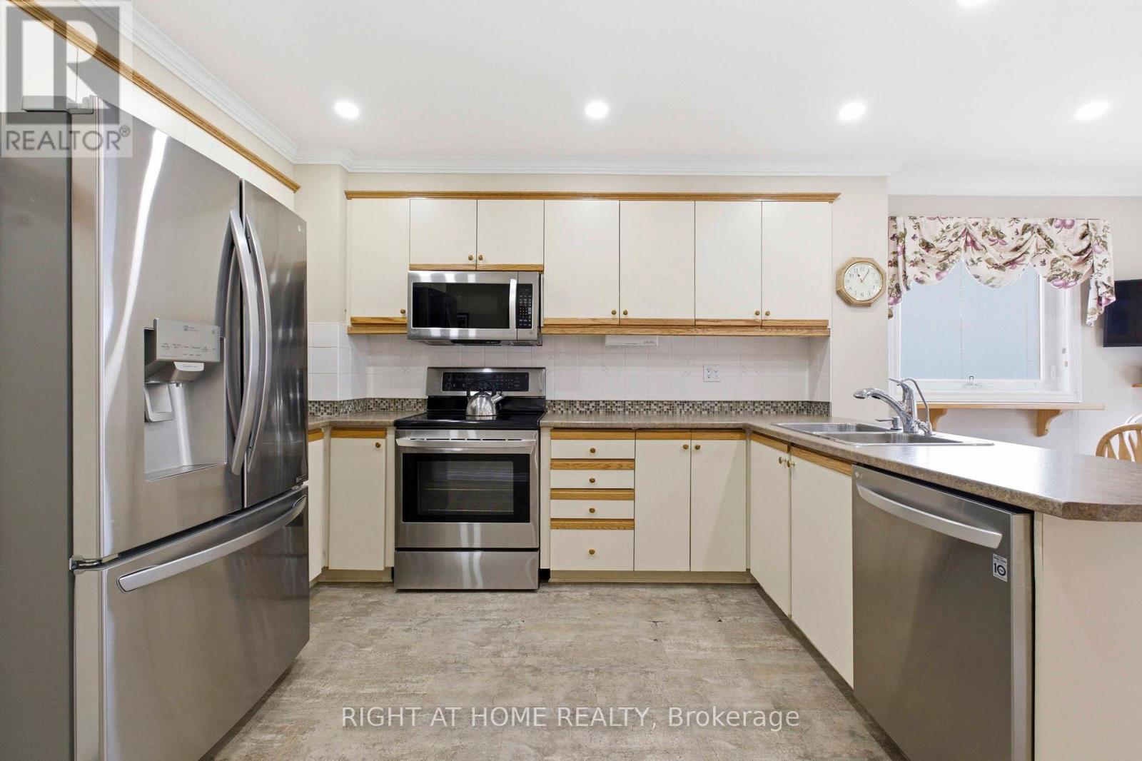 620 Aspen Road, Pickering, Ontario  L1V 3T7 - Photo 4 - E12974964