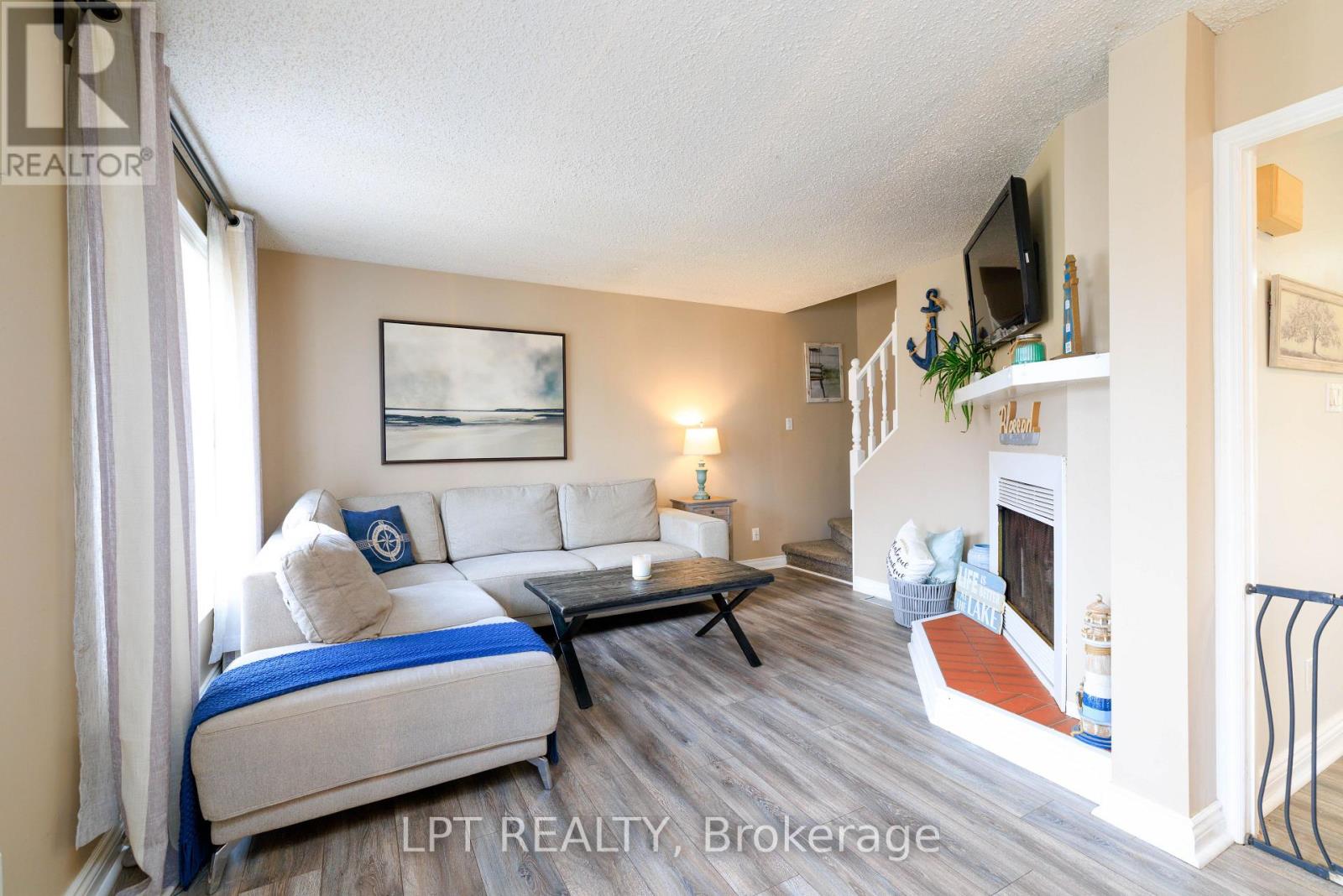 11 Hardwood Drive, Georgina, Ontario  L0E 1L0 - Photo 6 - N12974958