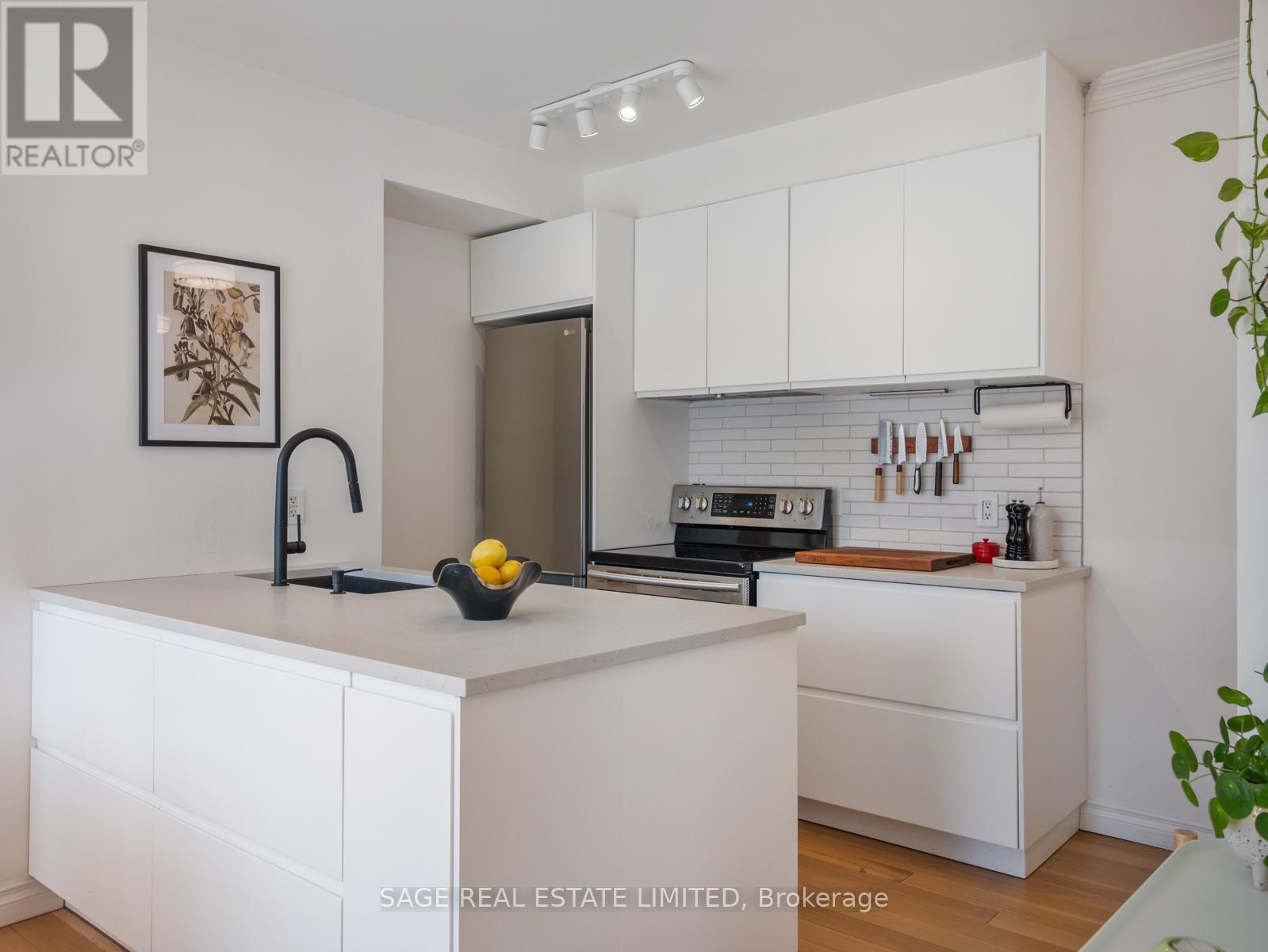 305 - 2495 Dundas Street W, Toronto, Ontario  M6P 1X4 - Photo 6 - W12974966