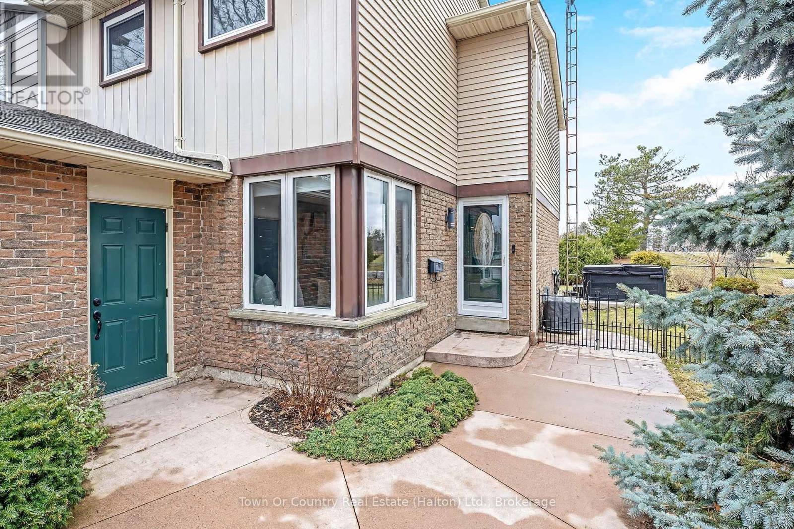 522 Conway Court, Milton, Ontario  L9T 4B8 - Photo 4 - W12975084