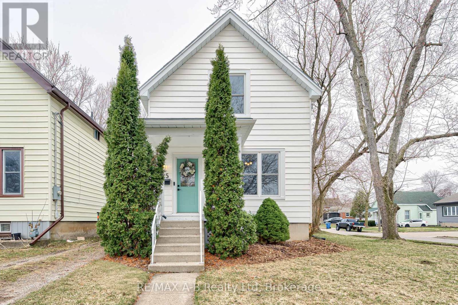 25 ASH STREET, Stratford, Ontario