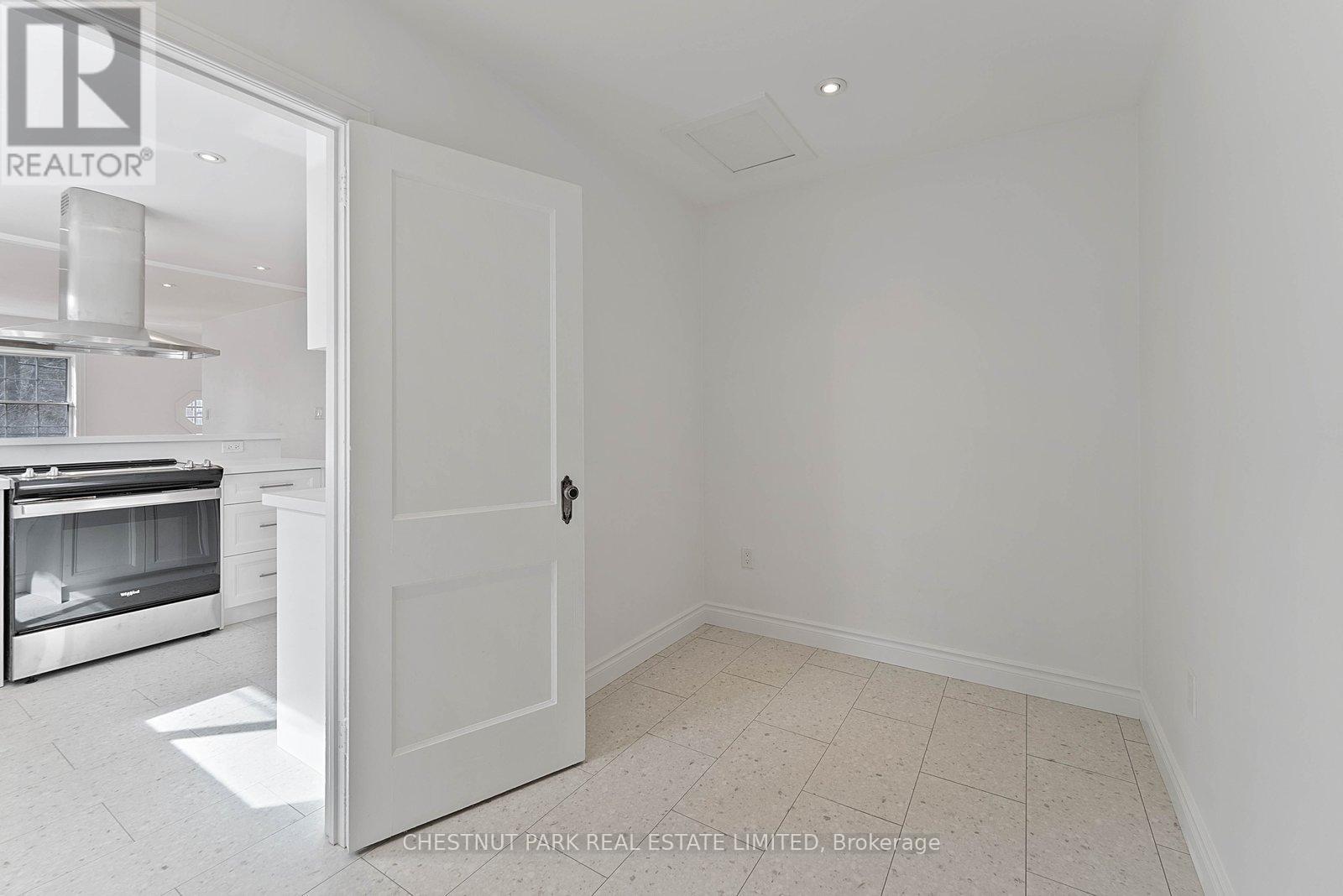 Upper - 26 Strathgowan Avenue, Toronto, Ontario  M4N 1B9 - Photo 17 - C12974998