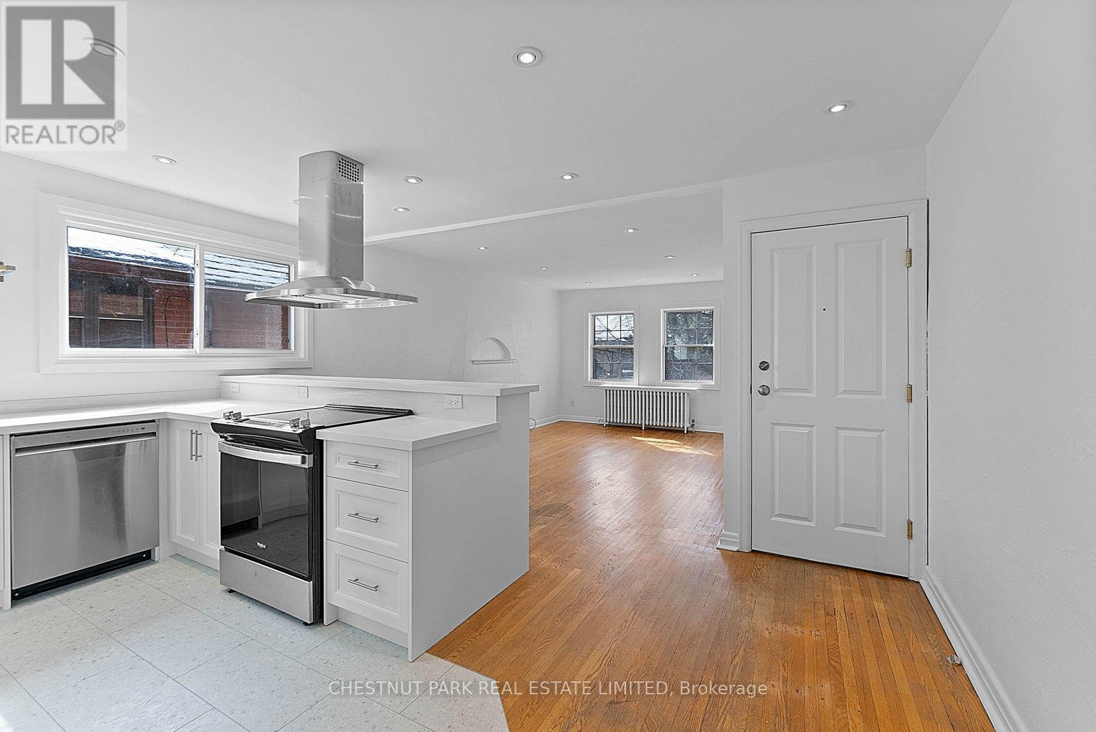 Upper - 26 Strathgowan Avenue, Toronto, Ontario  M4N 1B9 - Photo 3 - C12974998