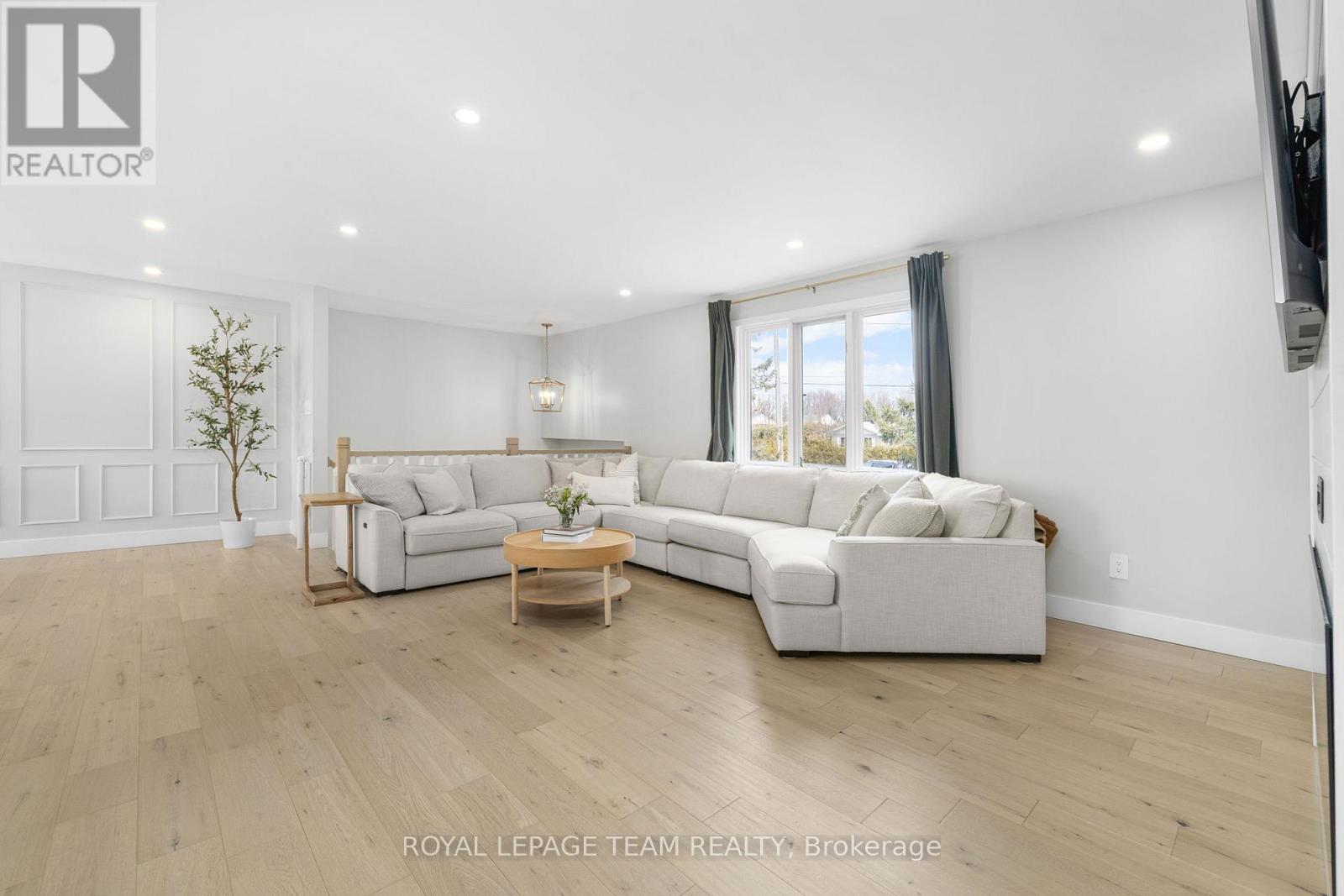 1386 Johnston Drive, Ottawa, Ontario  K4P 1A6 - Photo 3 - X12975010