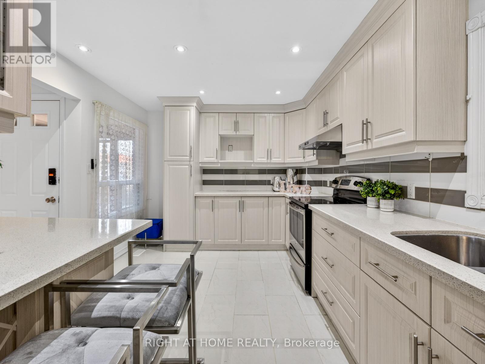 54 Lady Churchill Court, Toronto, Ontario  M1V 2J6 - Photo 10 - E12975106