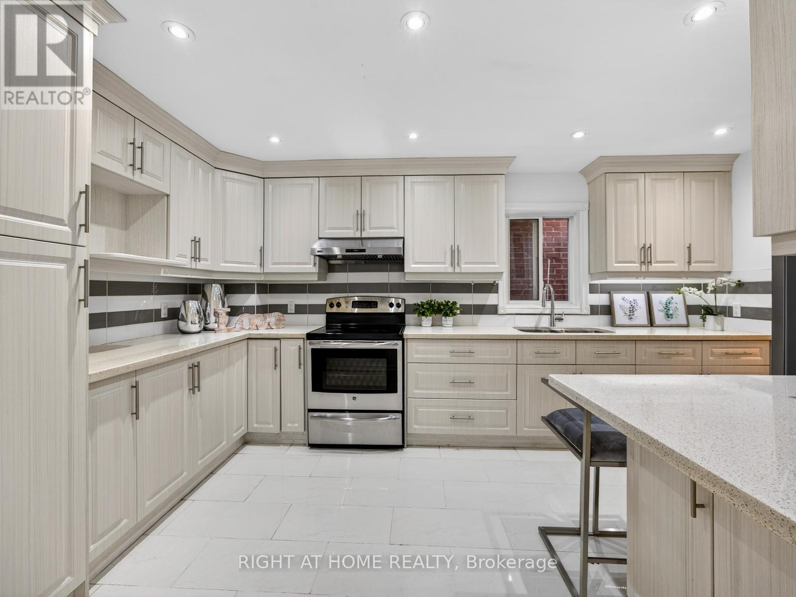 54 Lady Churchill Court, Toronto, Ontario  M1V 2J6 - Photo 8 - E12975106