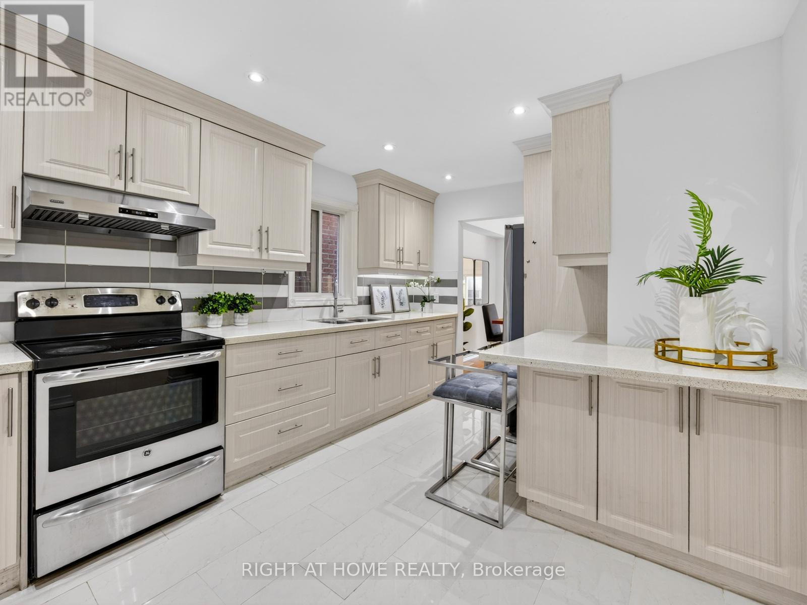 54 Lady Churchill Court, Toronto, Ontario  M1V 2J6 - Photo 9 - E12975106