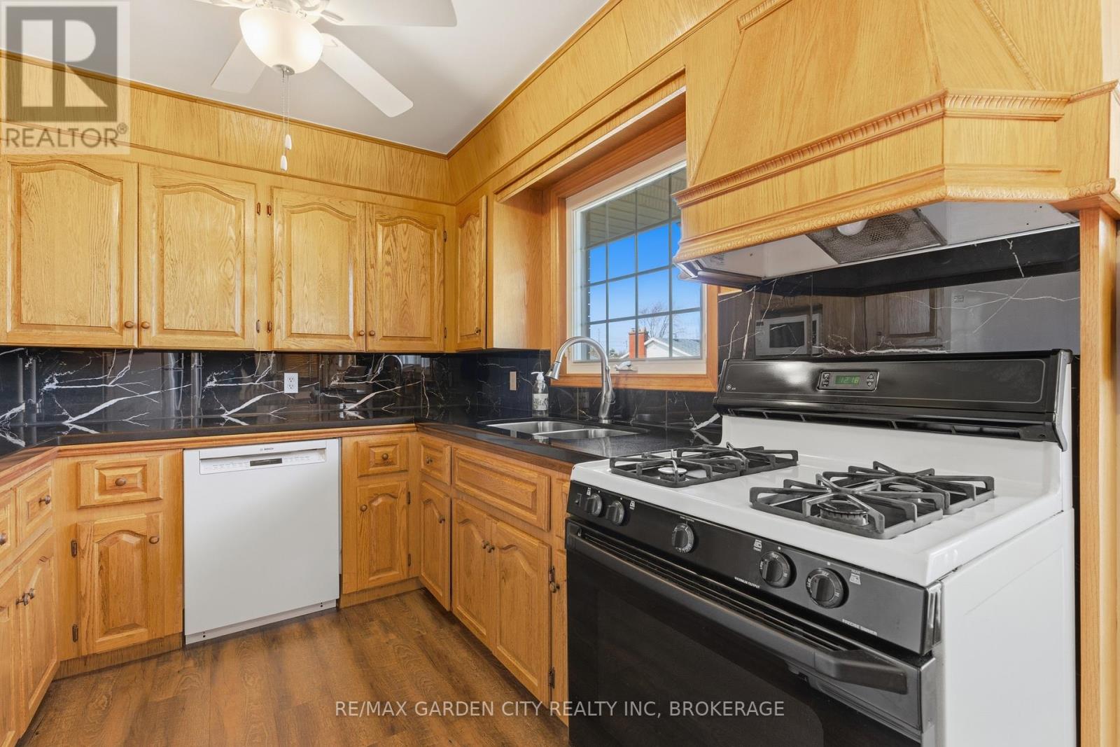 19 Tamarack Avenue, St. Catharines, Ontario  L2M 3B8 - Photo 7 - X12975094