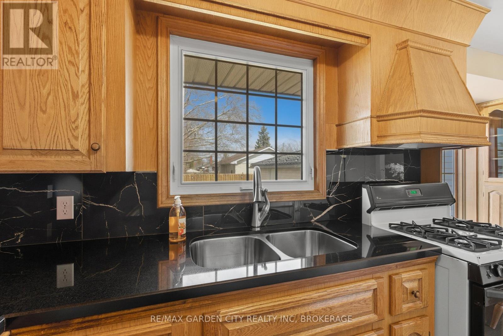 19 Tamarack Avenue, St. Catharines, Ontario  L2M 3B8 - Photo 8 - X12975094