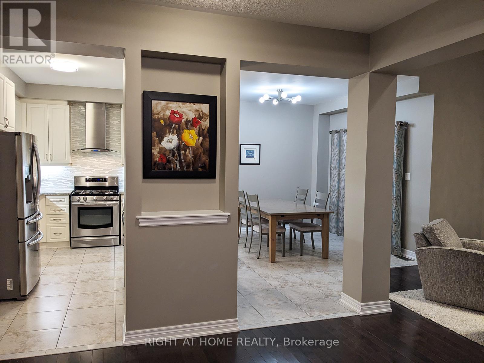 28 Timberbank Square, Georgina, Ontario  L0E 1R0 - Photo 10 - N12975004