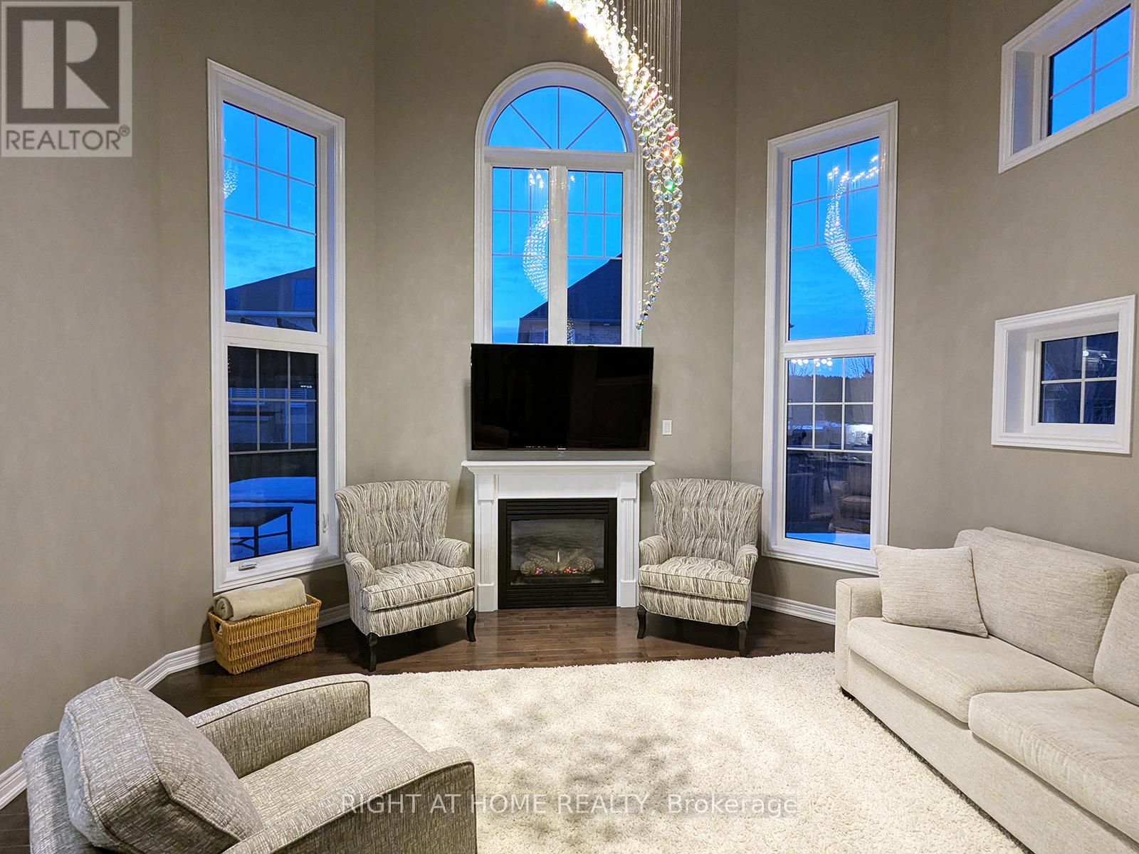 28 Timberbank Square, Georgina, Ontario  L0E 1R0 - Photo 4 - N12975004