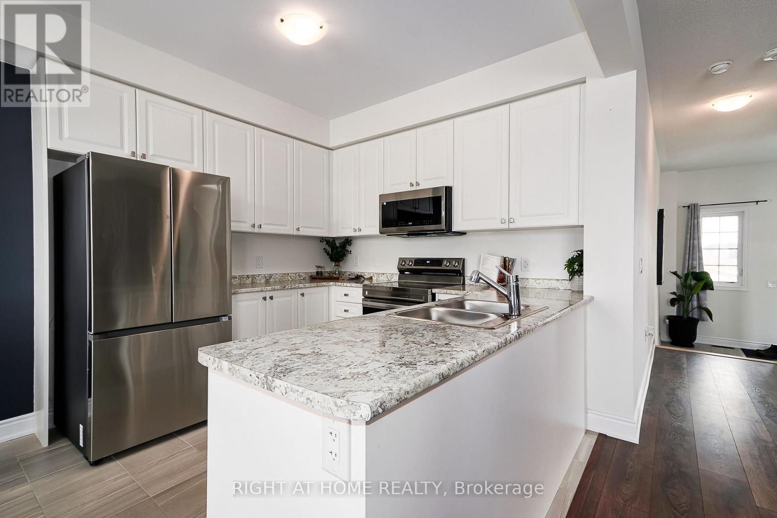 9 Mission Street, Wasaga Beach, Ontario  L9Z 0L8 - Photo 12 - S12975080